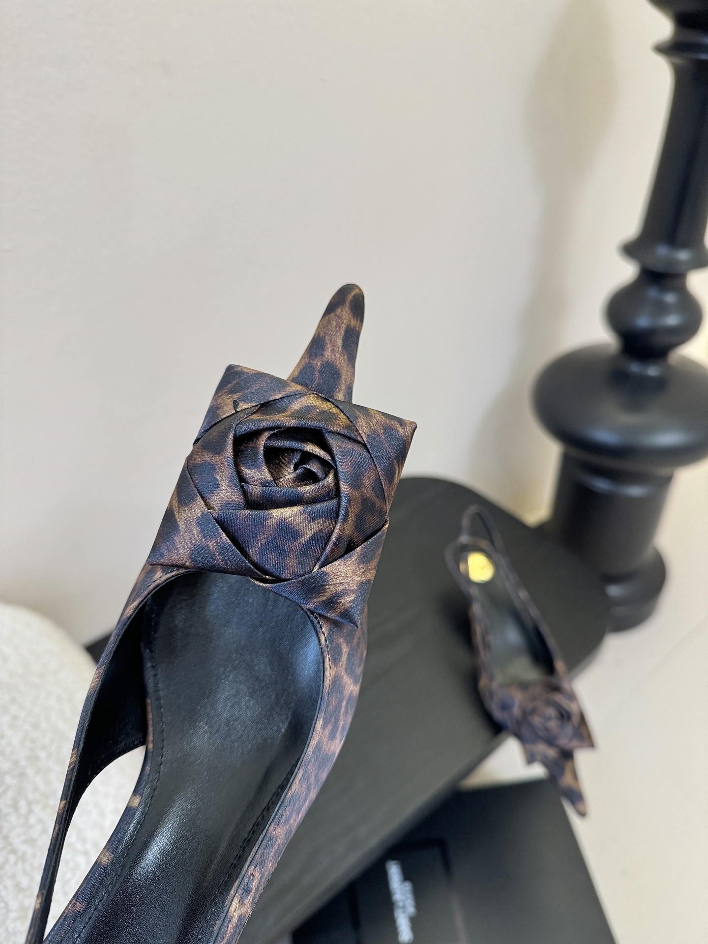 🔺Saint Laurent🔺Ysl花朵尖头后空高跟凉鞋！谁能拒绝ysl高跟鞋，号称斩男神器，你值得拥有