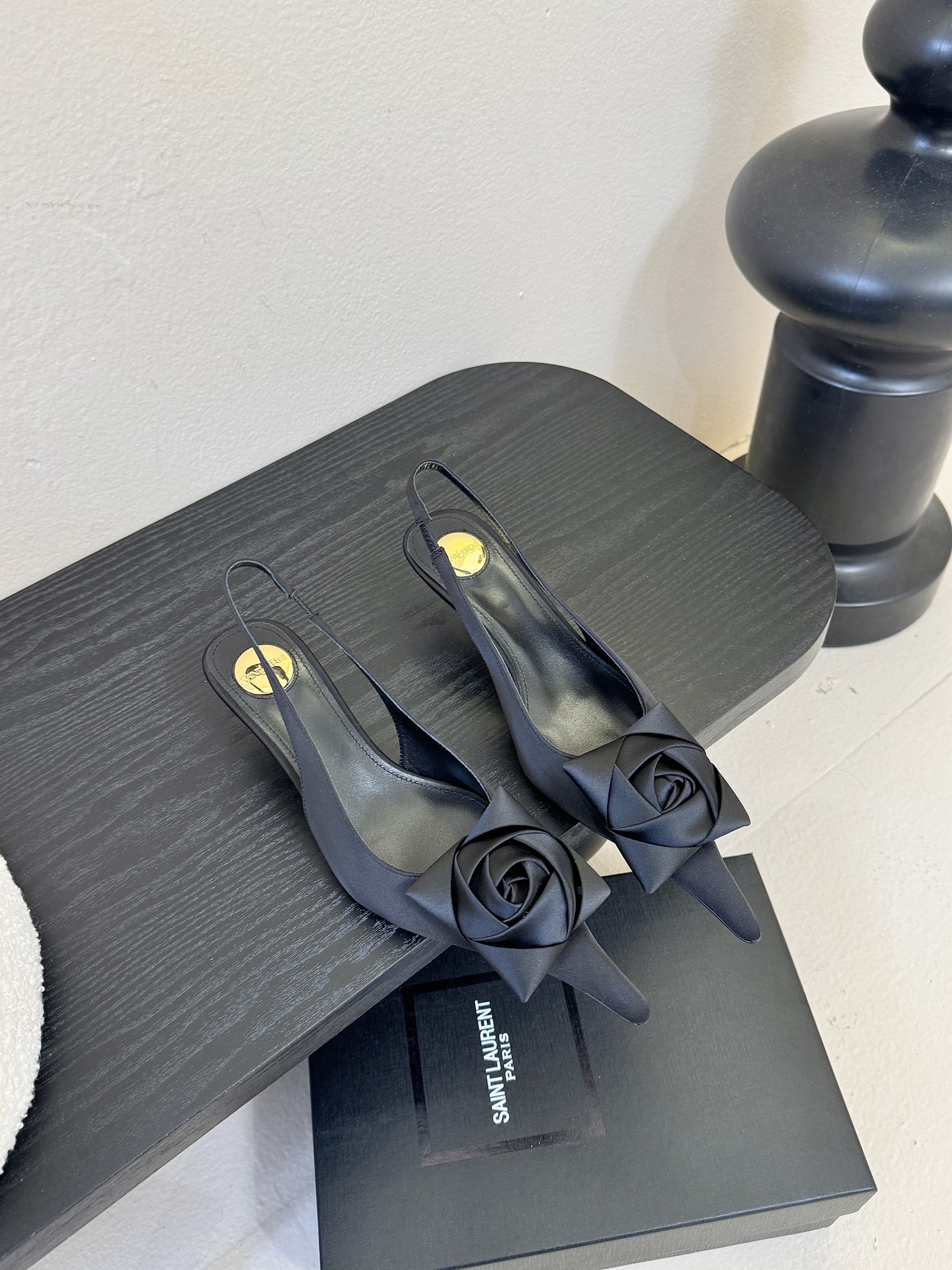 NO:625789,SaintLaurentYsl flower pointed toe back high-heeled sandals!  Who can refuse YSL high heels, known as the magic tool for killing men? You deserve it!  Sexy and beautiful collection level, exquisite curvature, making women's ankles more slender!  Full of high-end feel!  It looks like a mature lady when you put it on, it’s absolutely beautiful!  Original imported silk upper, lining, sheepskin for foot pads, genuine leather outsole imported from Italy, Size 35-41 (40.41. Customized, non-refundable), sandals, saint laurent, saint laurent, sandals, high heels, sheepskin, real silk, Leather soles19860909SaintLaurentYsl花朵尖头后空高跟凉鞋！谁能拒绝ysl高跟鞋,号称斩男神器,你值得拥有！性感绝美收藏级别、精致的弧度,将女士脚踝处修饰更加纤细！满满高级感！穿上就是成熟御姐风,绝美！ 鞋面原版进口真丝 内里、垫脚绵羊皮 鞋底意大利进口真皮大底 Size35-41（40.41.定做不退换),凉鞋,saint laurent,saint laurent,sandals,high heels,sheepskin,real silk,Leather soles,Women's Shoes