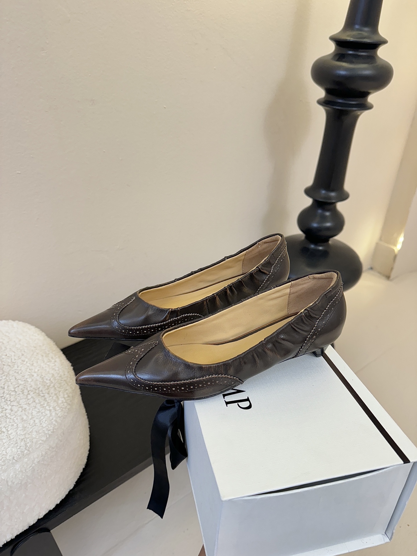 COTEMP秋冬tarelka 雕花小猫跟单鞋，鞋身采用复合亚洲人足部特征的尖头船鞋形态，设计展现足部纤