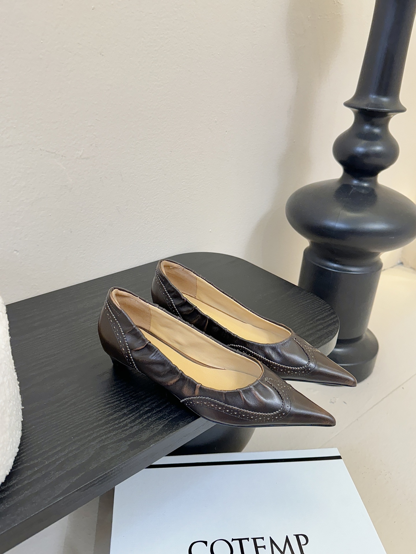 COTEMP秋冬tarelka 雕花小猫跟单鞋，鞋身采用复合亚洲人足部特征的尖头船鞋形态，设计展现足部纤