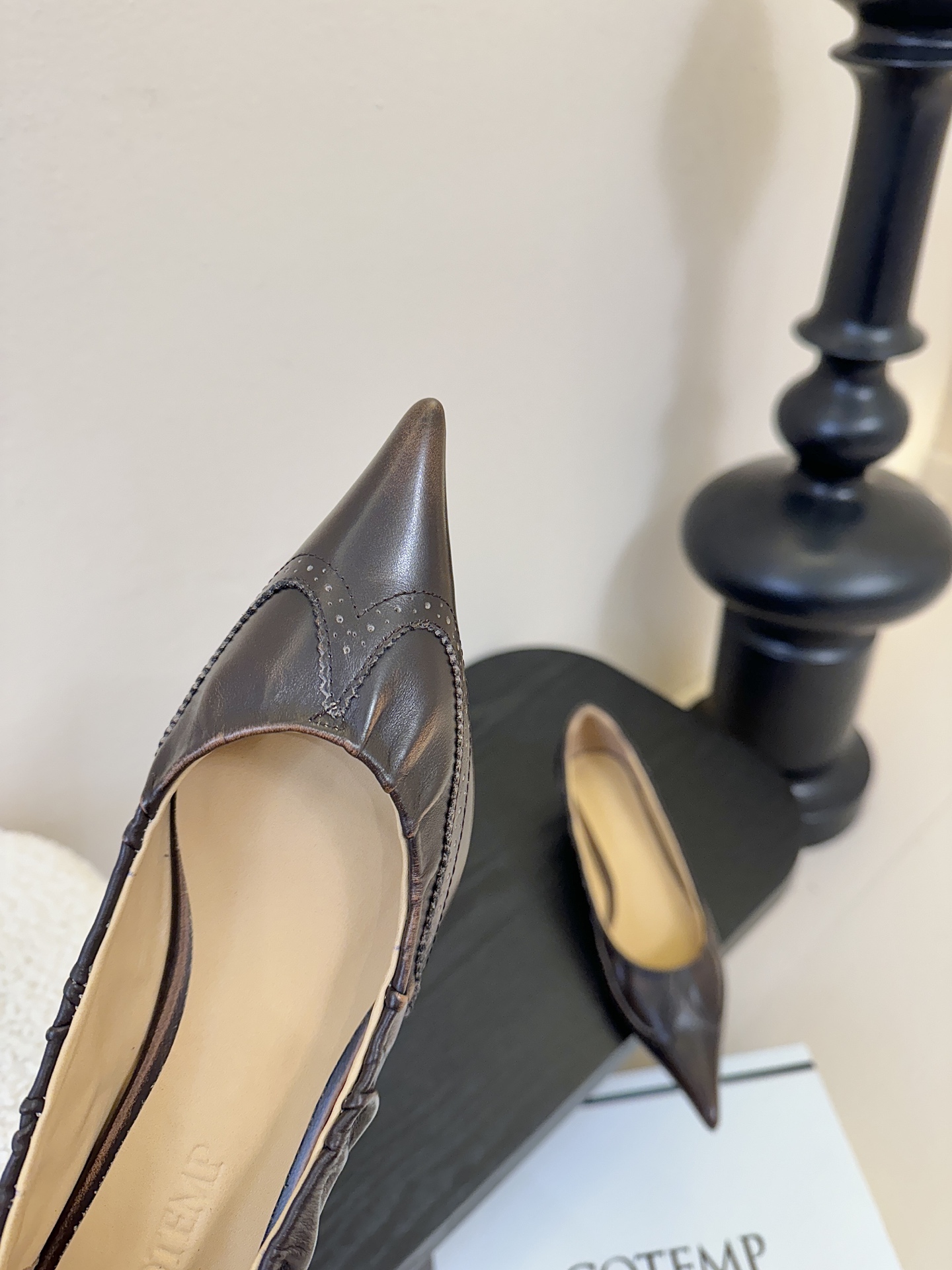 COTEMP秋冬tarelka 雕花小猫跟单鞋，鞋身采用复合亚洲人足部特征的尖头船鞋形态，设计展现足部纤