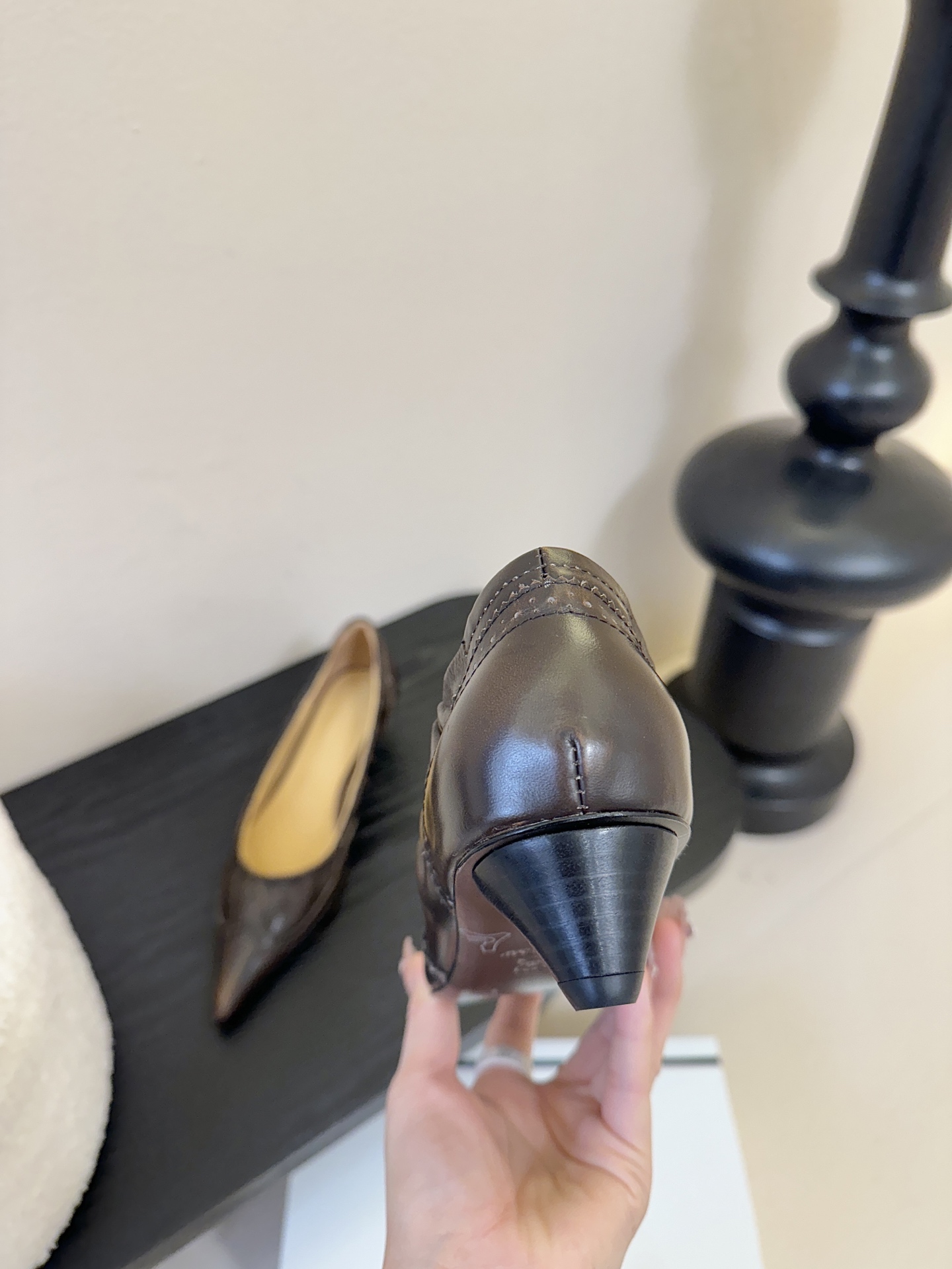 COTEMP秋冬tarelka 雕花小猫跟单鞋，鞋身采用复合亚洲人足部特征的尖头船鞋形态，设计展现足部纤