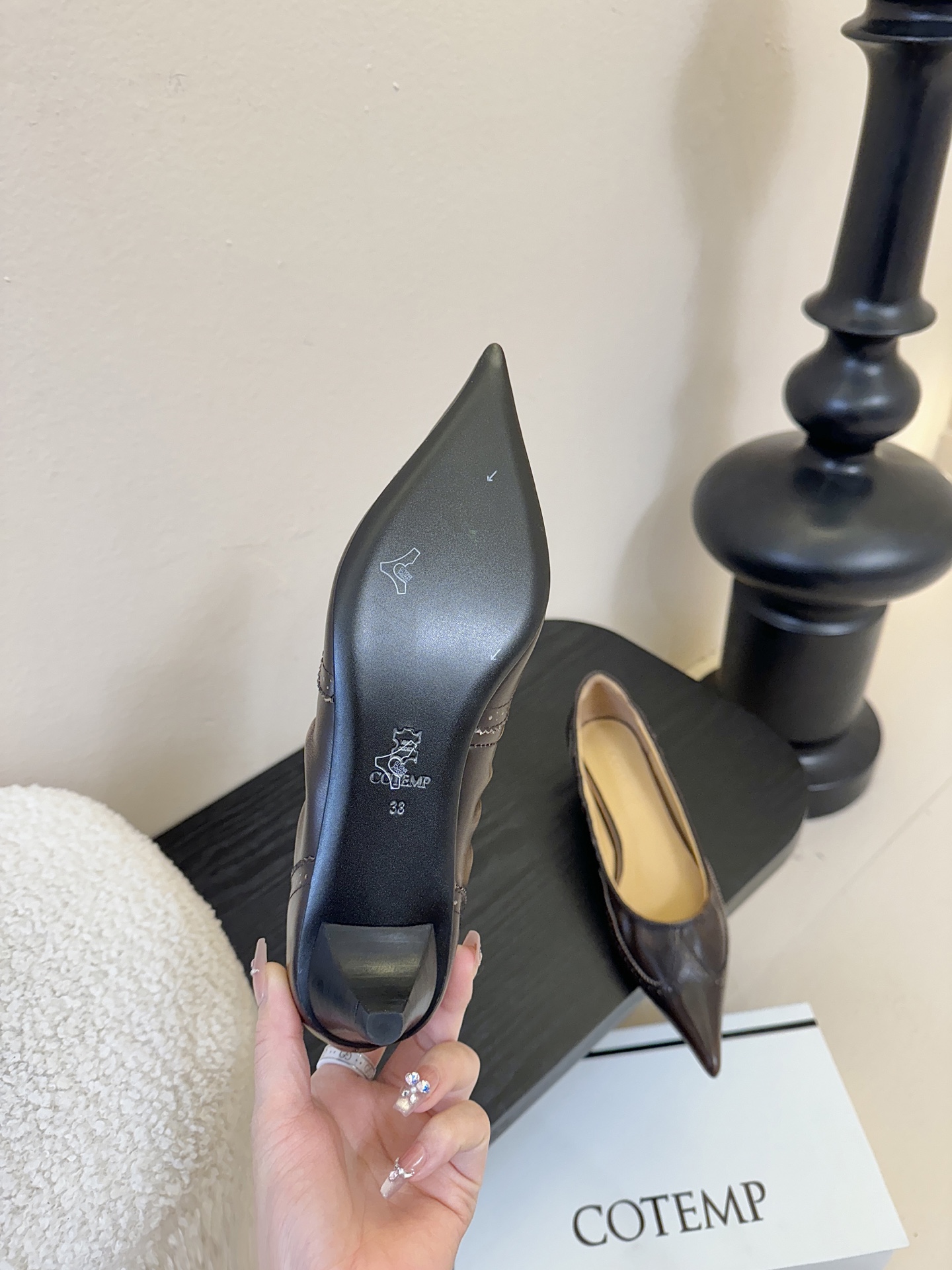 COTEMP秋冬tarelka 雕花小猫跟单鞋，鞋身采用复合亚洲人足部特征的尖头船鞋形态，设计展现足部纤