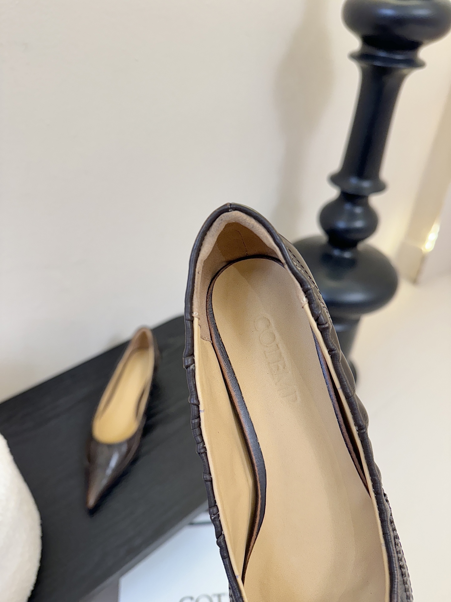 COTEMP秋冬tarelka 雕花小猫跟单鞋，鞋身采用复合亚洲人足部特征的尖头船鞋形态，设计展现足部纤