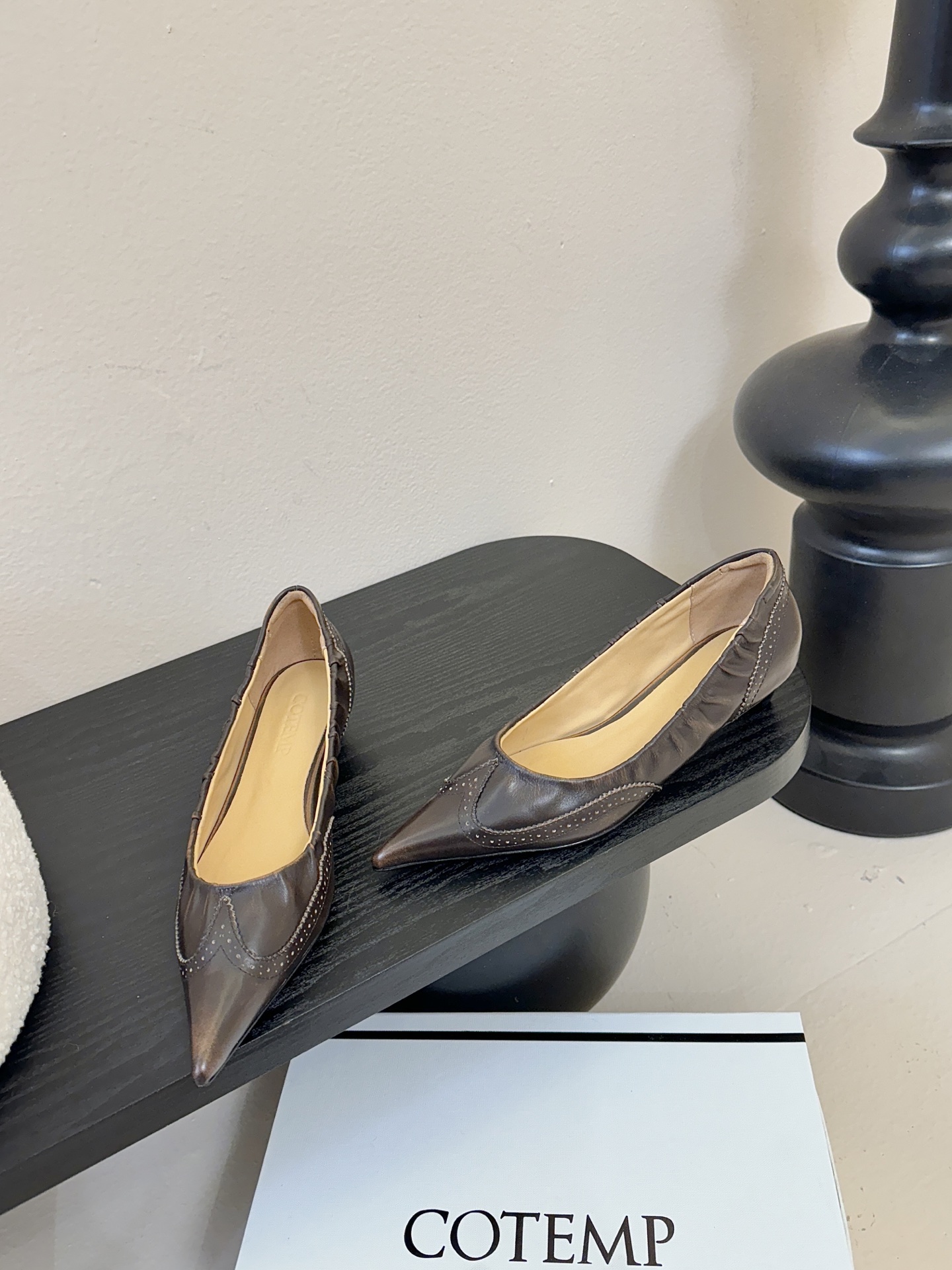 COTEMP秋冬tarelka 雕花小猫跟单鞋，鞋身采用复合亚洲人足部特征的尖头船鞋形态，设计展现足部纤