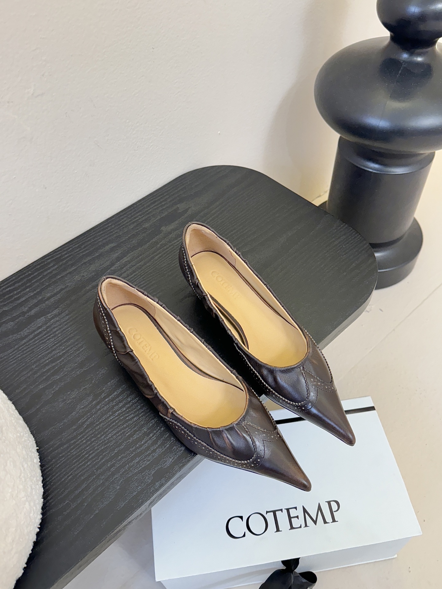 COTEMP秋冬tarelka 雕花小猫跟单鞋，鞋身采用复合亚洲人足部特征的尖头船鞋形态，设计展现足部纤