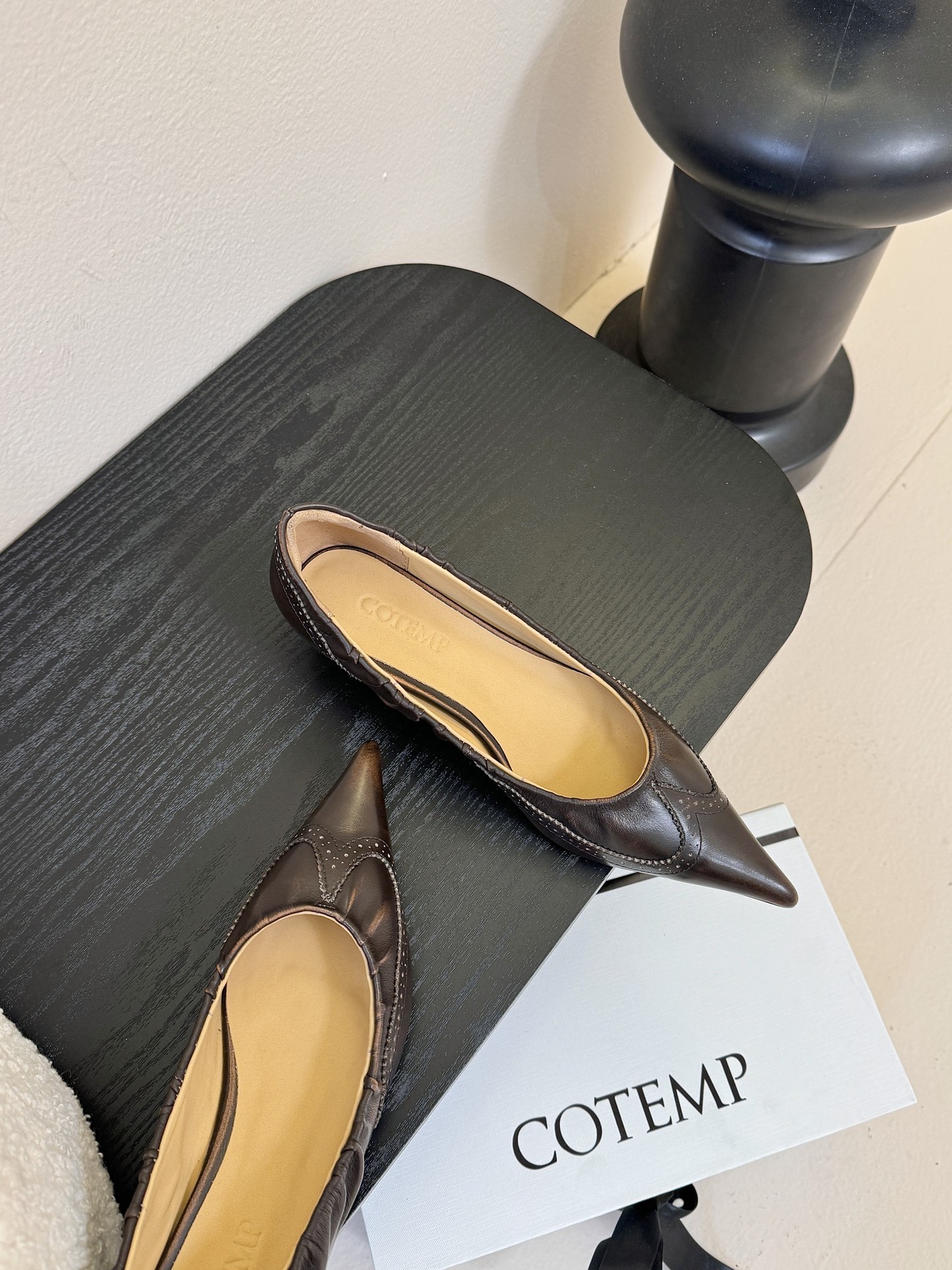 COTEMP秋冬tarelka 雕花小猫跟单鞋，鞋身采用复合亚洲人足部特征的尖头船鞋形态，设计展现足部纤