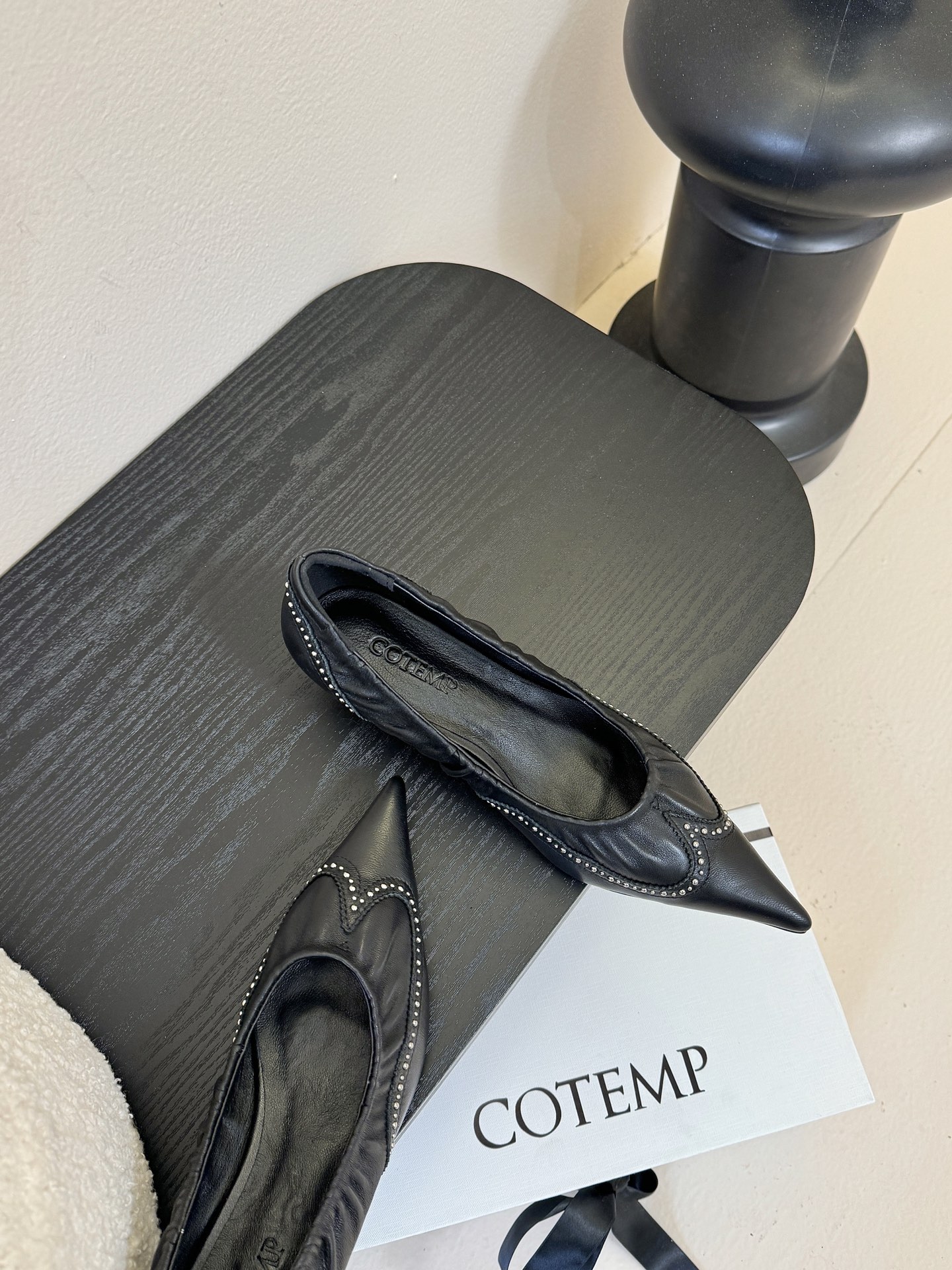 COTEMP秋冬tarelka 雕花小猫跟单鞋，鞋身采用复合亚洲人足部特征的尖头船鞋形态，设计展现足部纤