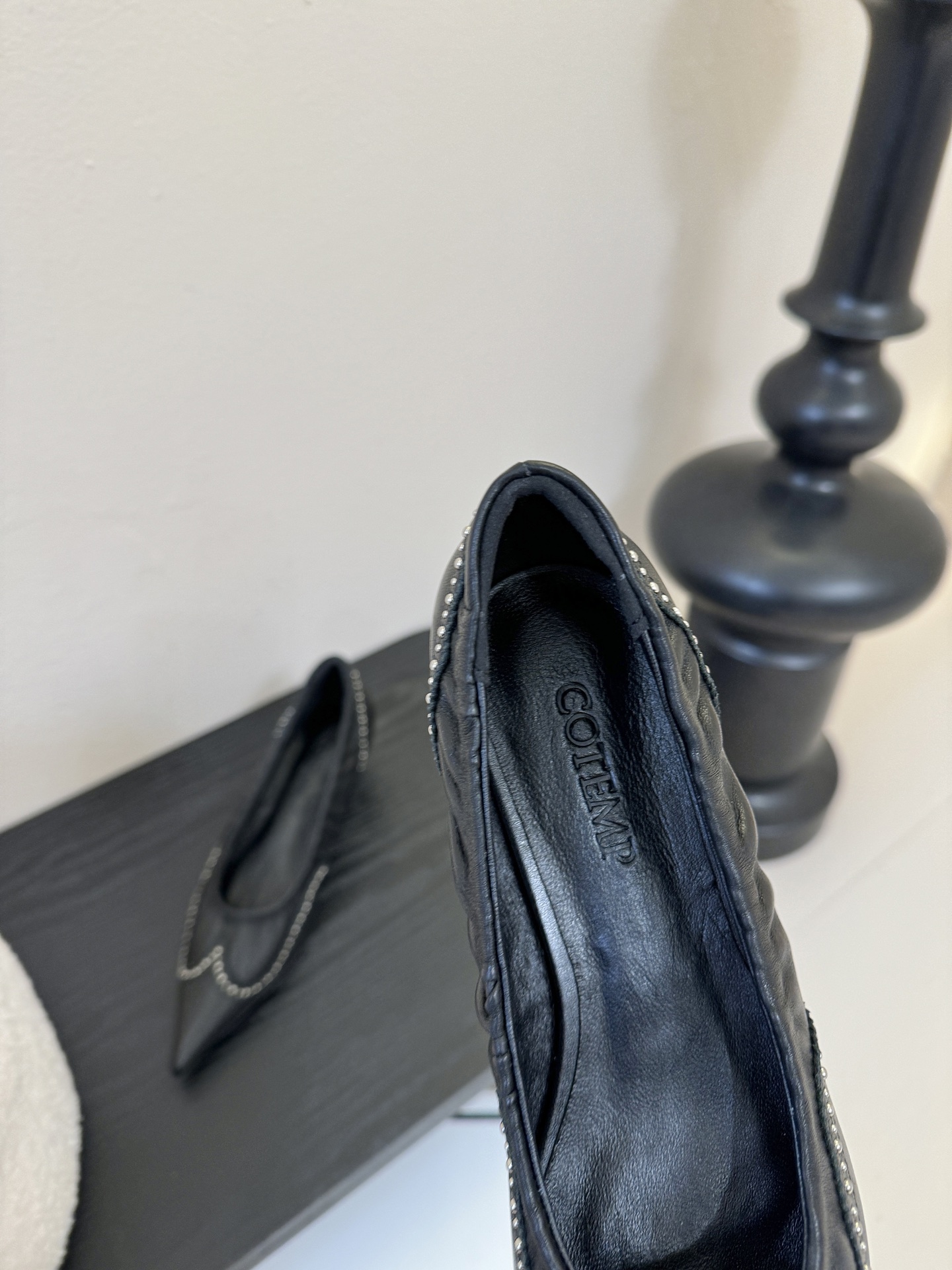 COTEMP秋冬tarelka 雕花小猫跟单鞋，鞋身采用复合亚洲人足部特征的尖头船鞋形态，设计展现足部纤