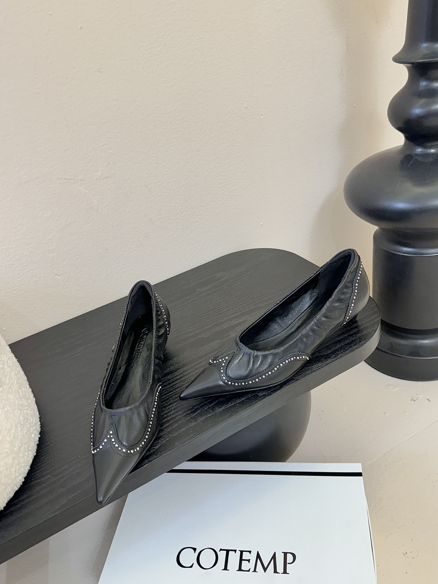 COTEMP秋冬tarelka 雕花小猫跟单鞋，鞋身采用复合亚洲人足部特征的尖头船鞋形态，设计展现足部纤