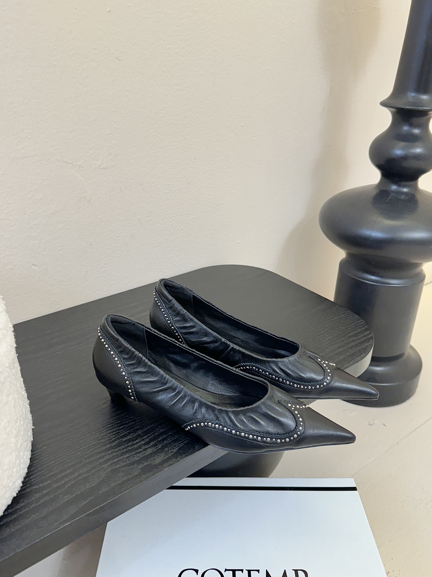 COTEMP秋冬tarelka 雕花小猫跟单鞋，鞋身采用复合亚洲人足部特征的尖头船鞋形态，设计展现足部纤