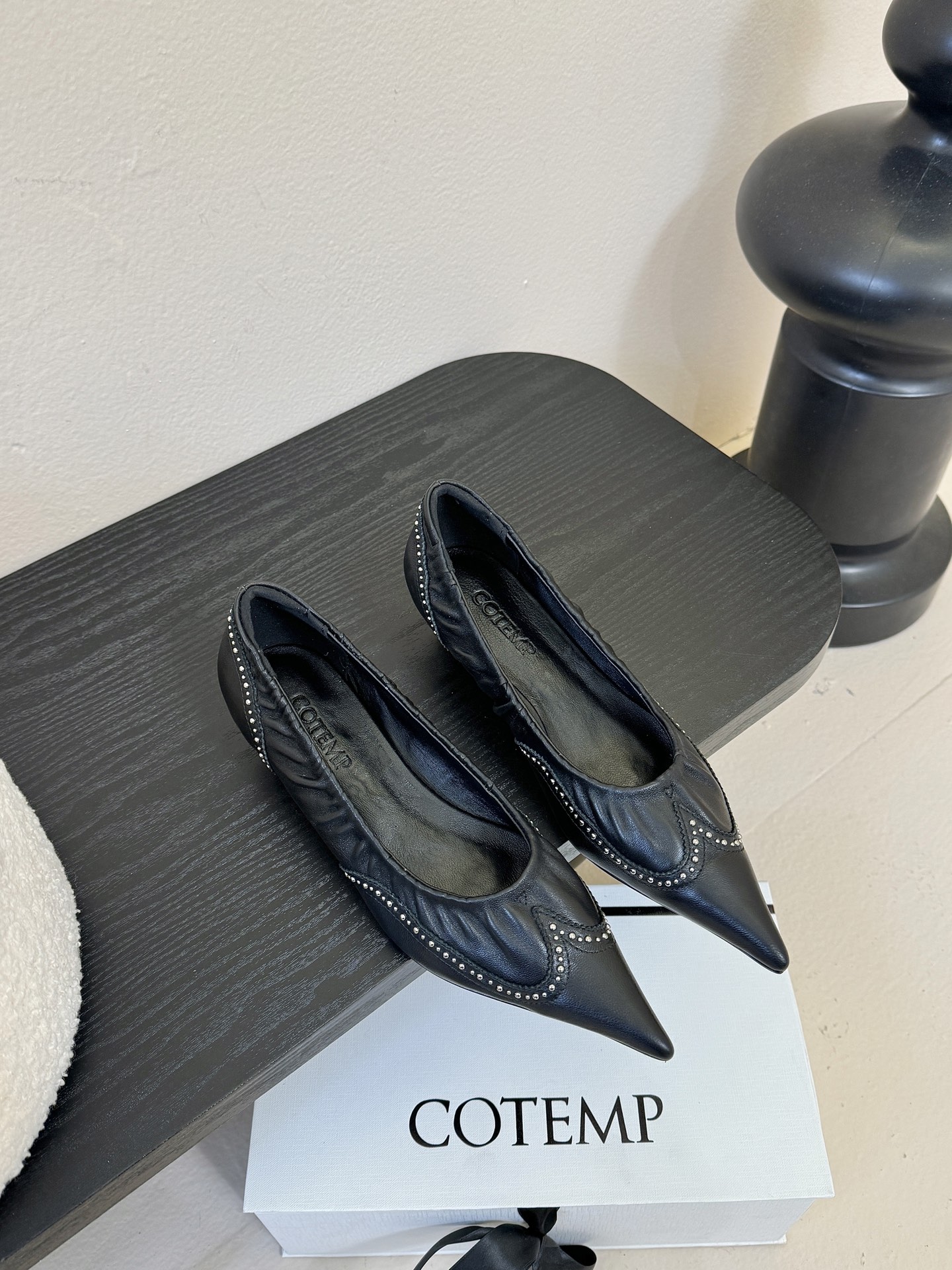 NO:625785,COTEM autumn and winter tarelka  Carved kitten heel shoes, the body of the shoe adopts the shape of a pointed boat shoe that combines the characteristics of Asian feet. The design shows the slenderness of the foot. The entire shoe is made of high-quality fine leather. The mouth is surrounded by hand-made pleats and softly wraps the instep, creating a gentle temperament and high-end texture. Black matching  Silver rivets are embellished on it, which is simple and neat, with a full sense of detail. The brown color is hand-rubbed, and the upper and heel are hand-made brogue-carved decorative textures, which are exquisite. The hand-made leather-wrapped kitten heels show the retro style. Sizes 35-39 (order 40) Heel height 3cm  , Italian genuine leather outsole, excellent breathability, single shoes, Leather soles19860909COTEM秋冬tarelka 雕花小猫跟单鞋,鞋身采用复合亚洲人足部特征的尖头船鞋形态,设计展现足部纤长,全鞋采用高品质细腻真皮制作,鞋口处环绕手工褶皱,柔软包裹脚背,打造温柔的气质与高级质感.黑色搭配银色铆钉点缀其上,简约利落,细节感十足,棕色为手工擦色,鞋面与后跟为手工制作的布洛克雕花装饰纹理,呈现精致.手工真皮包裹小猫跟复古风格尽显.尺码35-39（40订）跟高3cm ,意大利真皮大底 ,透气性极佳,单鞋,Leather soles,Women's Shoes