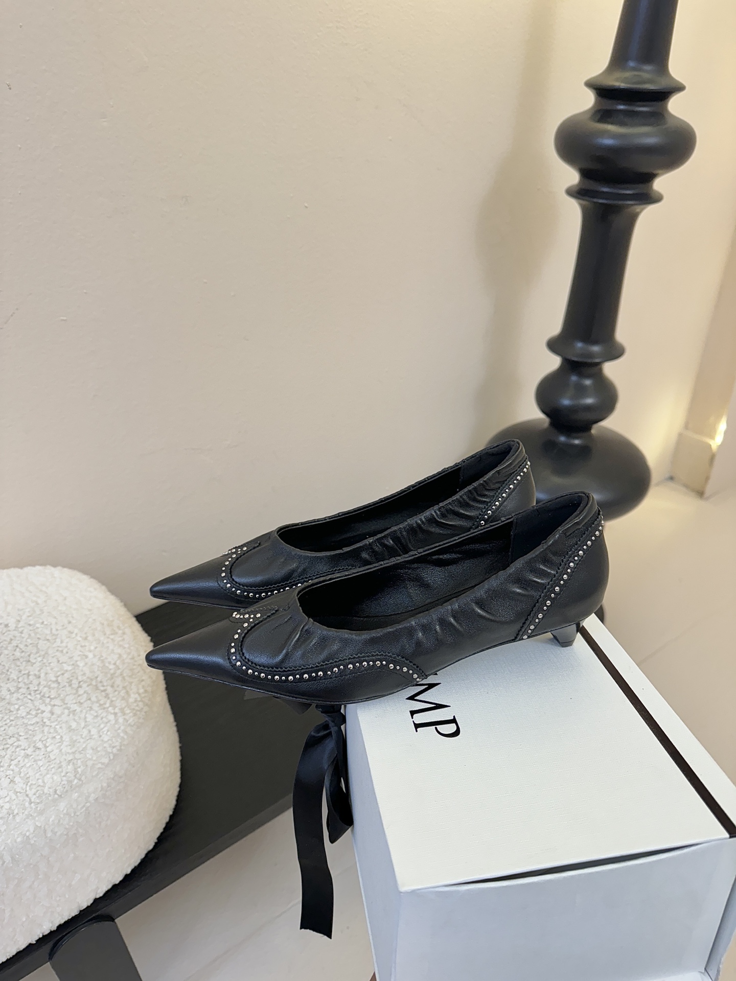 COTEMP秋冬tarelka 雕花小猫跟单鞋，鞋身采用复合亚洲人足部特征的尖头船鞋形态，设计展现足部纤