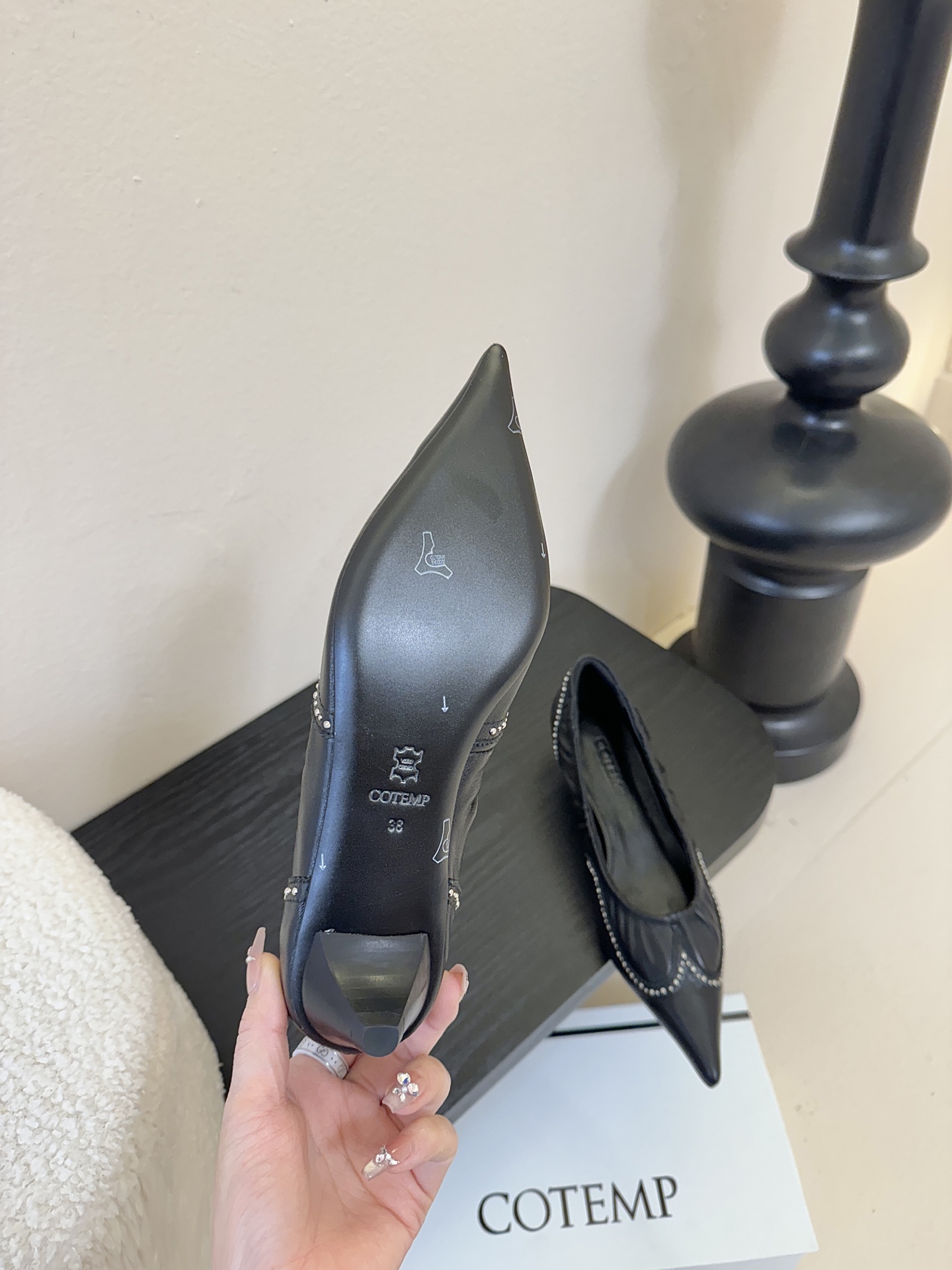 COTEMP秋冬tarelka 雕花小猫跟单鞋，鞋身采用复合亚洲人足部特征的尖头船鞋形态，设计展现足部纤