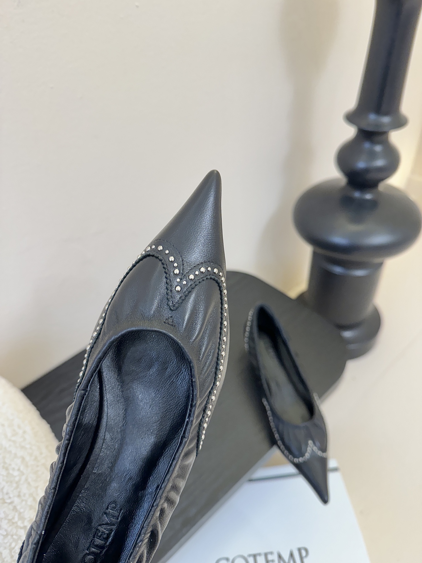 COTEMP秋冬tarelka 雕花小猫跟单鞋，鞋身采用复合亚洲人足部特征的尖头船鞋形态，设计展现足部纤