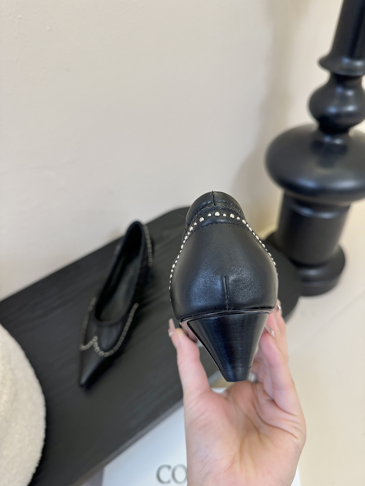 COTEMP秋冬tarelka 雕花小猫跟单鞋，鞋身采用复合亚洲人足部特征的尖头船鞋形态，设计展现足部纤