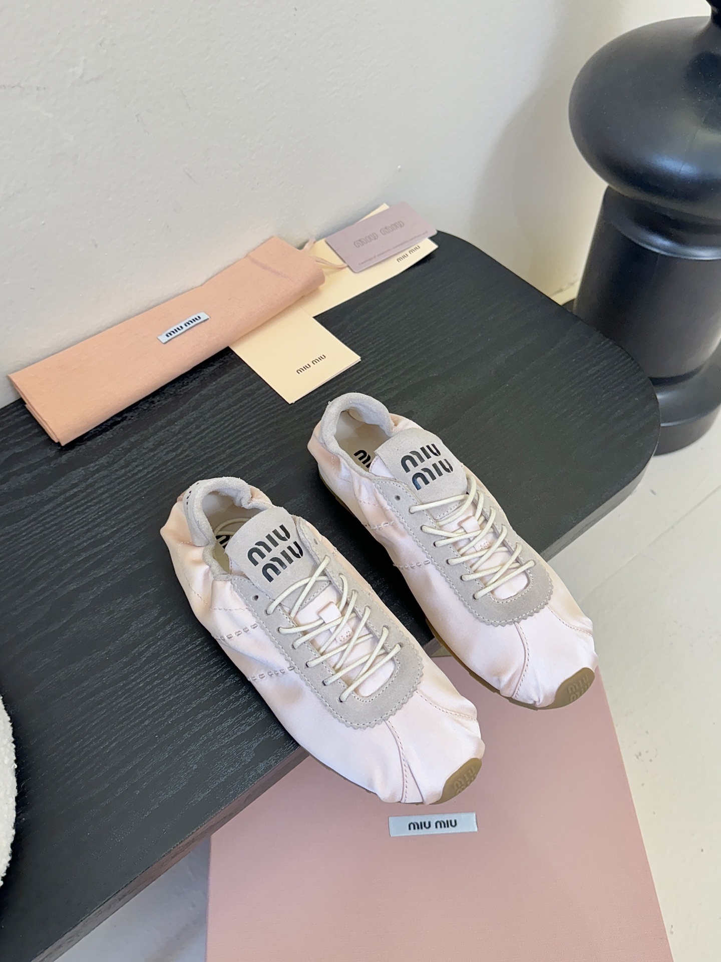 NO:626785,Top MiuMiu's latest spring and summer catwalk thin-soled shoes and casual shoes. A favorite among bloggers at home and abroad. The Xiaohongshu Shoes series are retro and fashionable. They look great on the feet. The simple sports sneaker design and highly recognizable tongue create a sweet casual style of Buddhism. They are full of aura and can be worn casually. Long skirts, short skirts, shorts, to create a unique style~~ Imported silk on the upper and mixed sheepskin on the inside.  Original molded non-slip outsole, size 35-40, casual shoes/sports shoes, miumiu, sneakers, skirts, shorts, sheepskin19860909顶级 MiuMiu缪缪春夏最新走秀款薄底鞋 休闲鞋 超多明星网红种草 国内外博主刷爆的一款 小红书种草系列 复古又时髦上脚美炸了 简约的运动板鞋设计,极具辨识度的鞋舌,打造佛系甜美的休闲风~~上脚气场十足随意搭配,长裙,短裙,短裤,穿出与众不同的风格~~ 鞋面进口丝绸 内里混种羊皮 原版开模防滑大底 码数35-40,休闲鞋/运动鞋,miumiu,sneakers,skirts,shorts,sheepskin,Women's Shoes