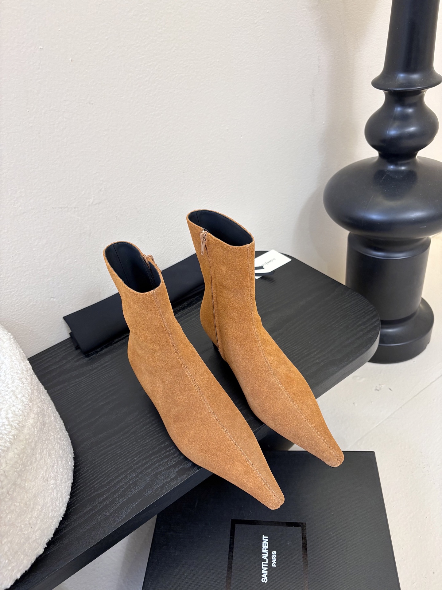 NO:626859,SAINT LAURENT Saint Laurent Autumn and Winter catwalk style thick heel short boots. Many celebrity fashion bloggers planted grass. Only YSL understands women's hearts best and does not accept refutation. Super invincible feminine artifact. Original open molded wedge heels. Perfect matching details. Carefully carved body last ensures super comfortable foot feel. Customized imported cowhide for the upper. Imported cowhide lining. Italian genuine leather outsole Size 35-40 (40 is custom-made and non-returnable), boots, saint  laurent,saint laurent,saint laurent,boots,cowhide,Leather soles19860909SAINT LAURENT圣罗兰秋冬走秀款 粗跟短靴  超多明星时尚博主种草 唯有YSL最懂女人心不接受反驳超级无敌女人味神器 原版开模坡跟 细节完美对版 精雕细琢的型体楦型保证脚感超级舒服 鞋面定制进口牛皮 进口牛皮里 意大利真皮大底Size35-40（40 订做不退换）,靴子,saint laurent,saint laurent,saint laurent,boots,cowhide,Leather soles,Women's Shoes