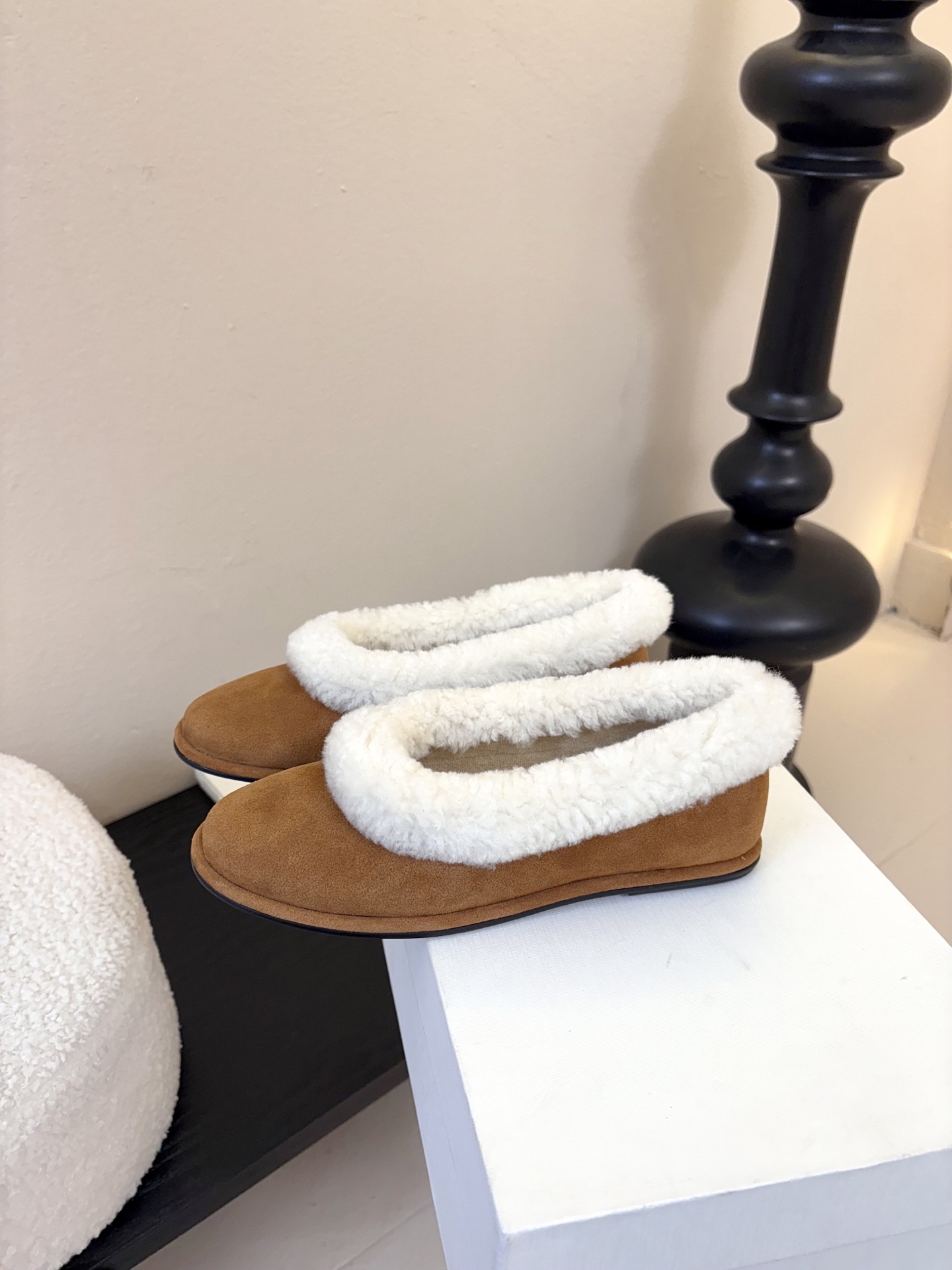 The Row2025秋冬新款一脚蹬羊毛乐福鞋第一眼看到这个鞋子就爱上了，带点复古味随意搭配都好看！各大