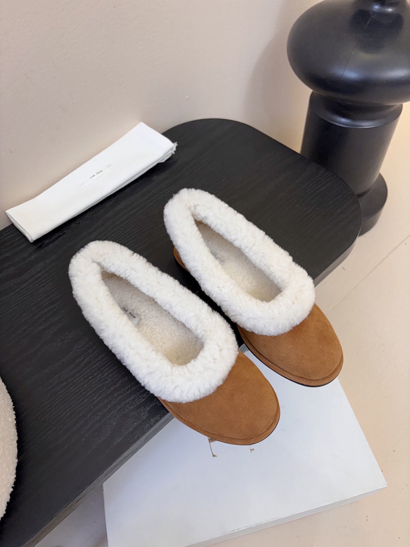 The Row2025秋冬新款一脚蹬羊毛乐福鞋第一眼看到这个鞋子就爱上了，带点复古味随意搭配都好看！各大