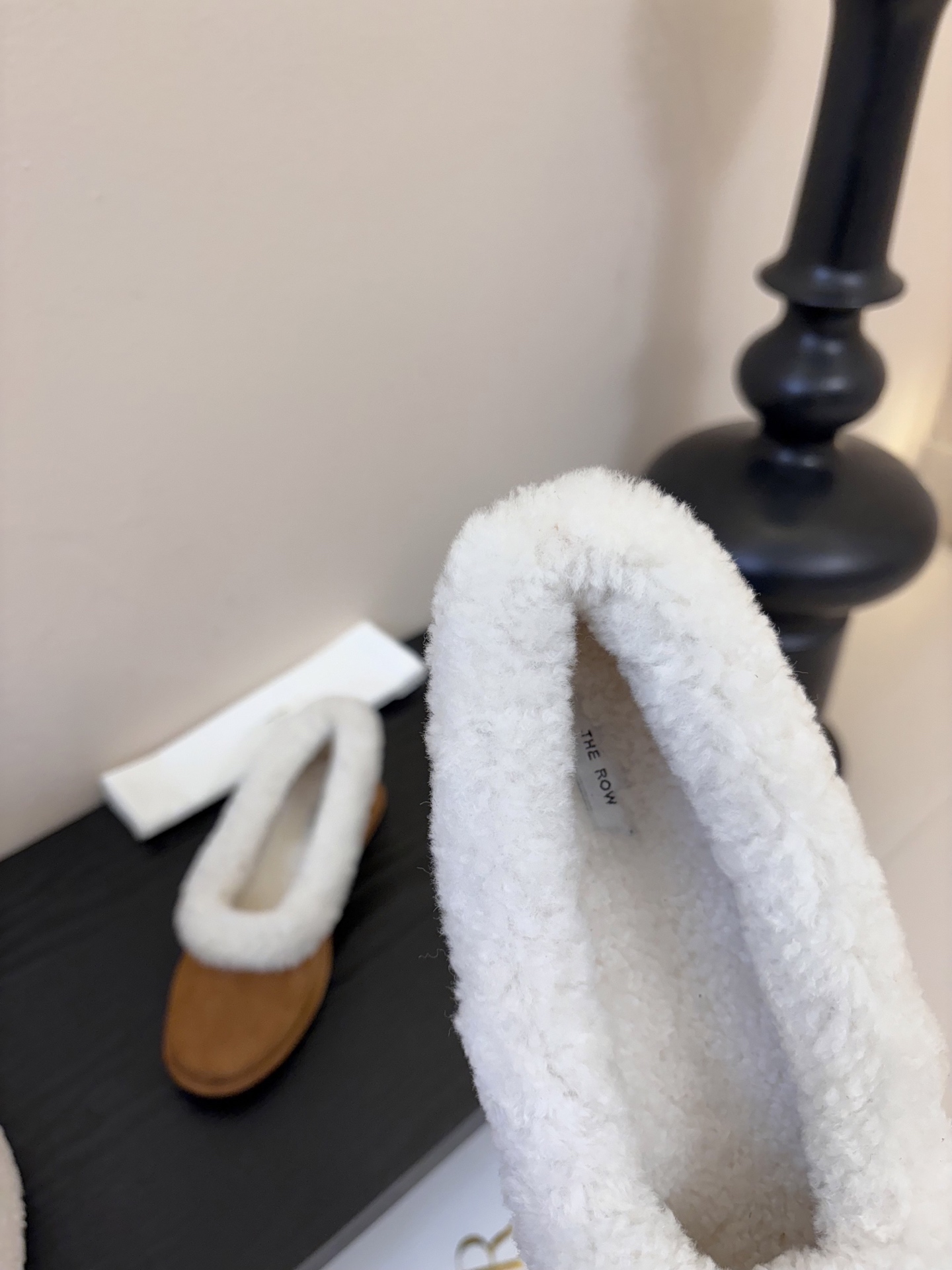 The Row2025秋冬新款一脚蹬羊毛乐福鞋第一眼看到这个鞋子就爱上了，带点复古味随意搭配都好看！各大