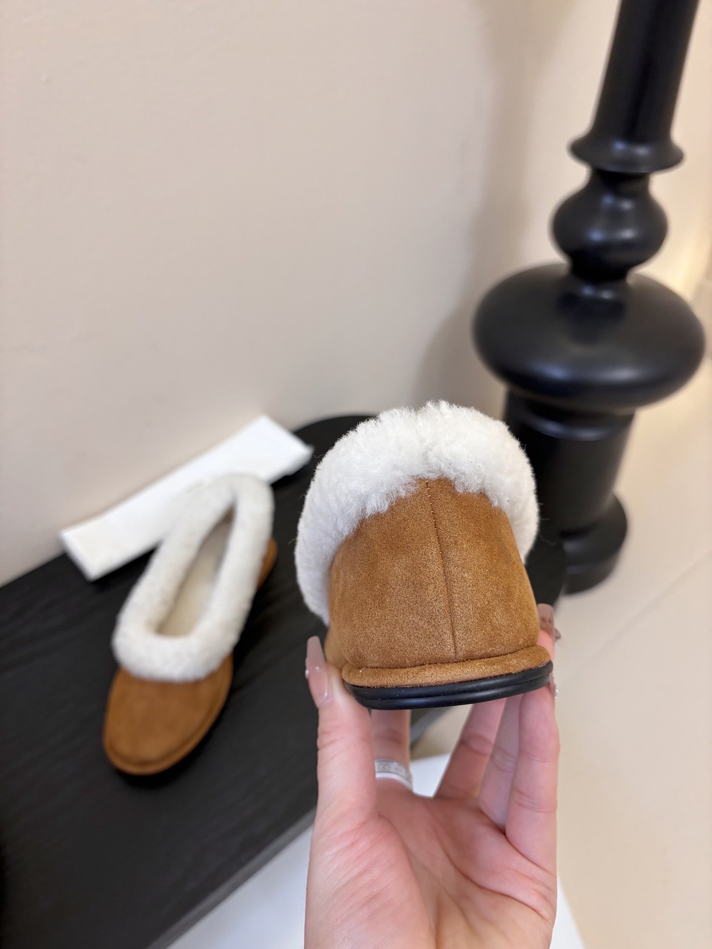 The Row2025秋冬新款一脚蹬羊毛乐福鞋第一眼看到这个鞋子就爱上了，带点复古味随意搭配都好看！各大