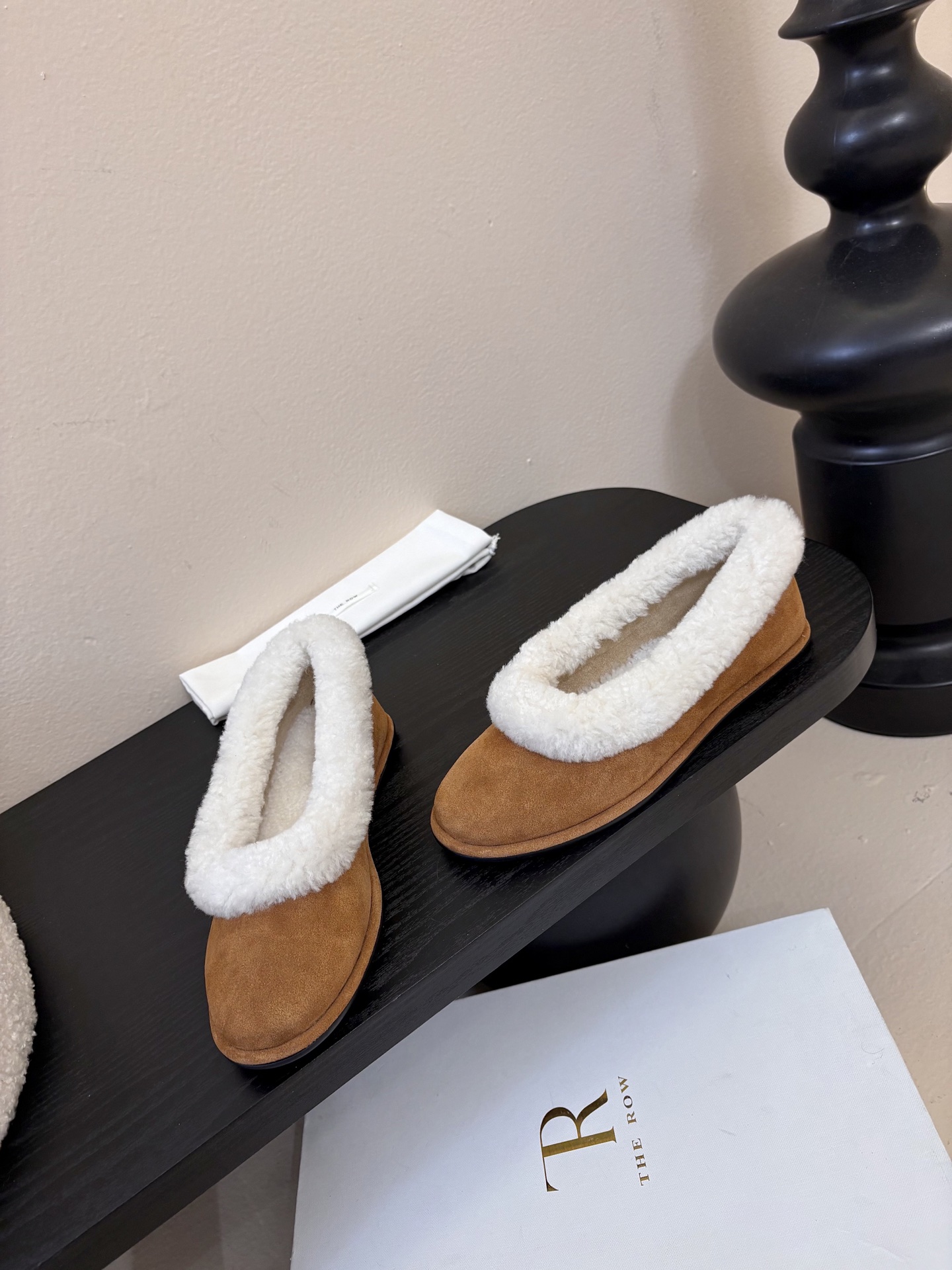 The Row2025秋冬新款一脚蹬羊毛乐福鞋第一眼看到这个鞋子就爱上了，带点复古味随意搭配都好看！各大