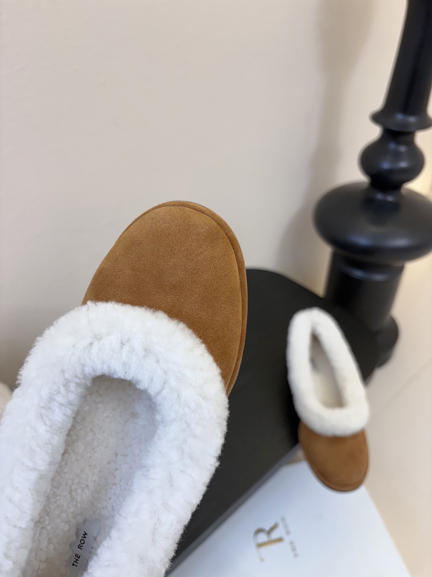 The Row2025秋冬新款一脚蹬羊毛乐福鞋第一眼看到这个鞋子就爱上了，带点复古味随意搭配都好看！各大