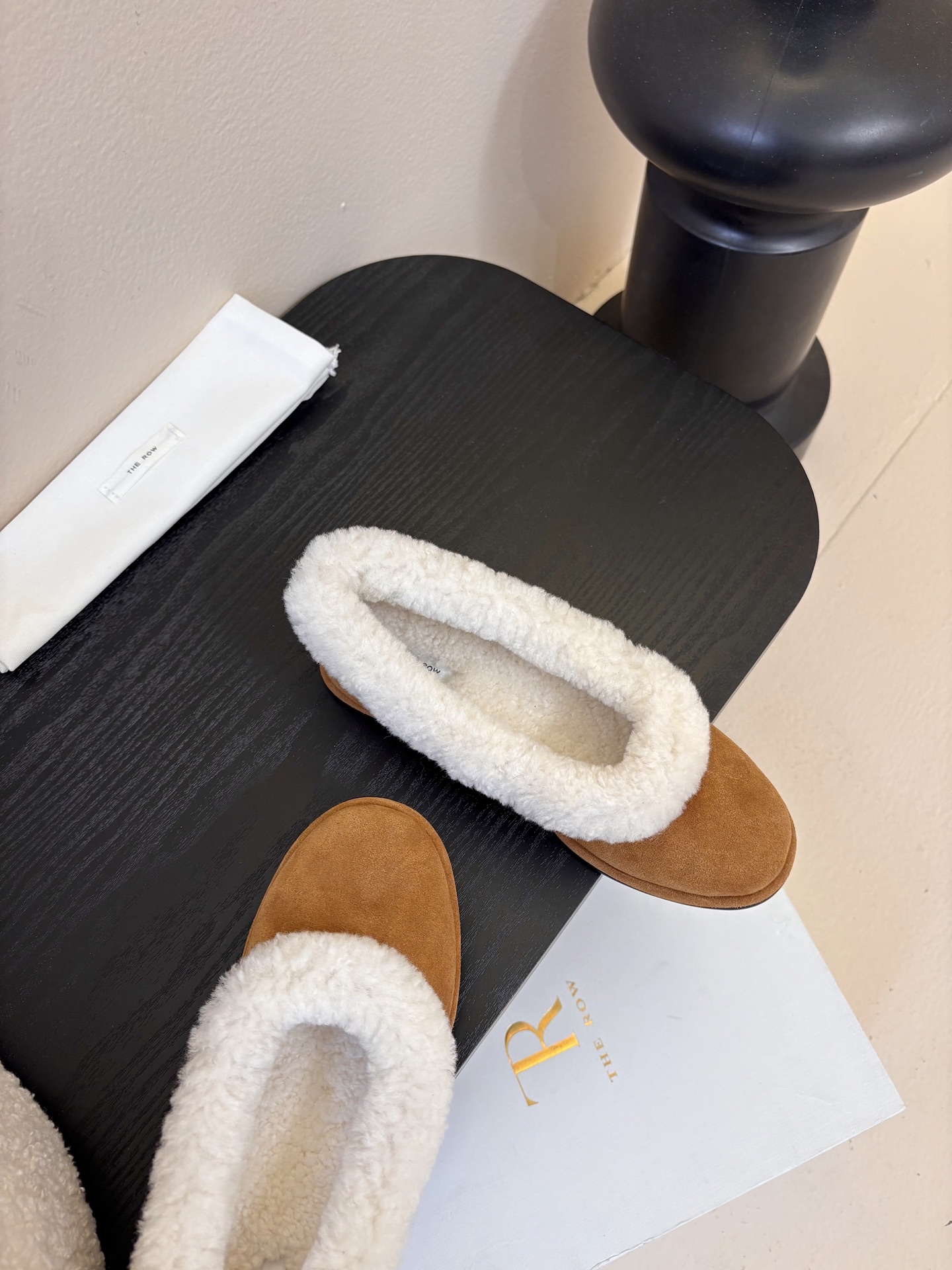 The Row2025秋冬新款一脚蹬羊毛乐福鞋第一眼看到这个鞋子就爱上了，带点复古味随意搭配都好看！各大