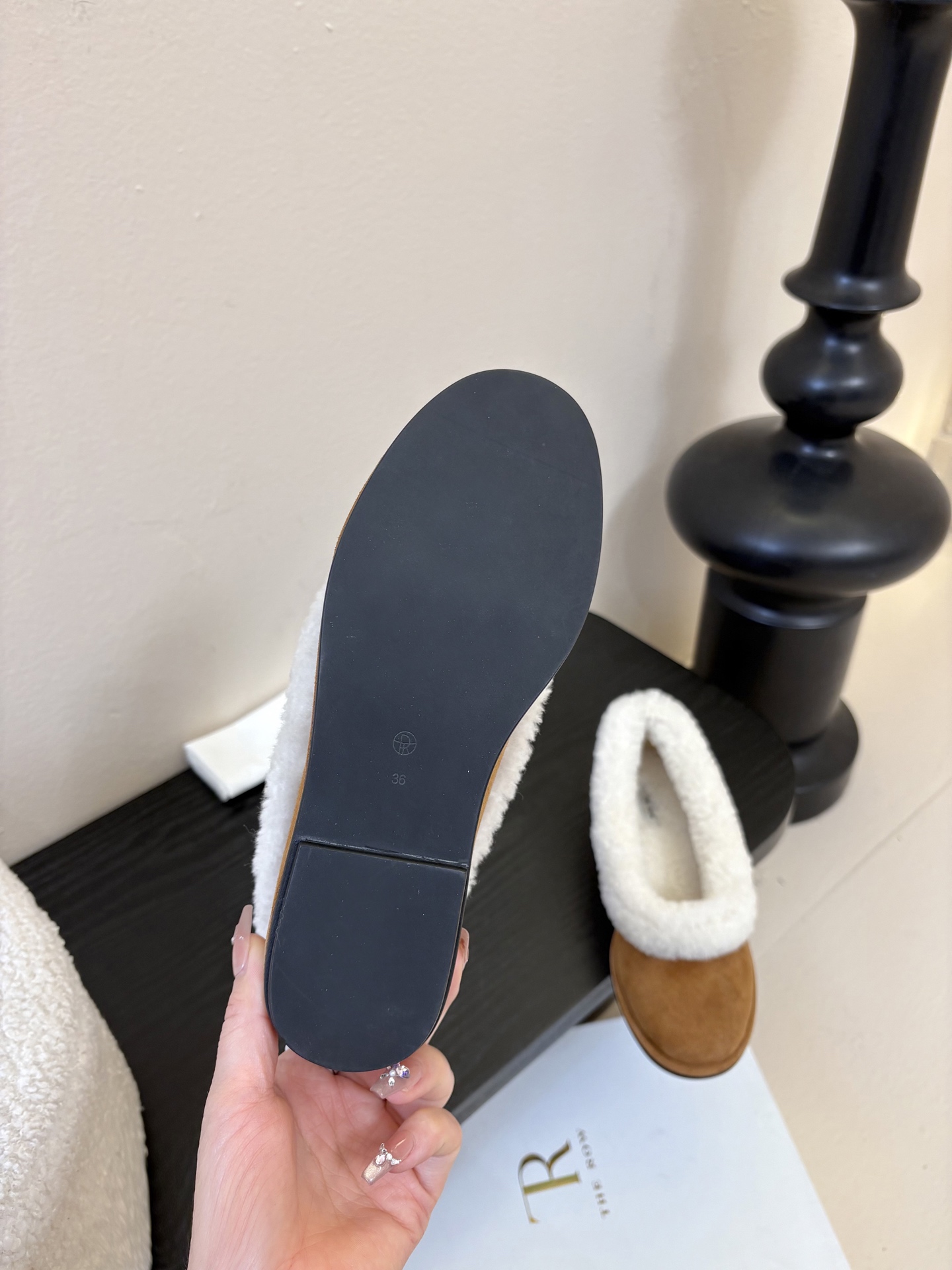 The Row2025秋冬新款一脚蹬羊毛乐福鞋第一眼看到这个鞋子就爱上了，带点复古味随意搭配都好看！各大