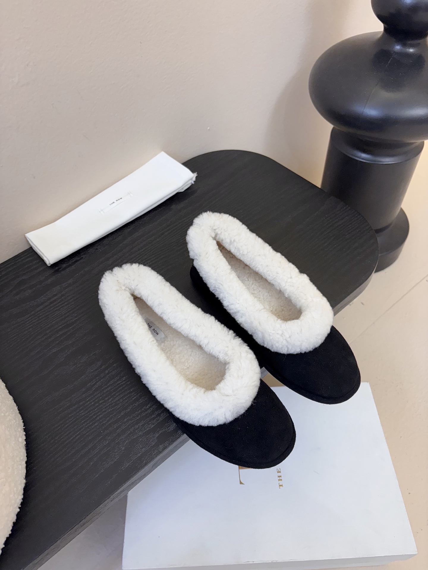 The Row2025秋冬新款一脚蹬羊毛乐福鞋第一眼看到这个鞋子就爱上了，带点复古味随意搭配都好看！各大