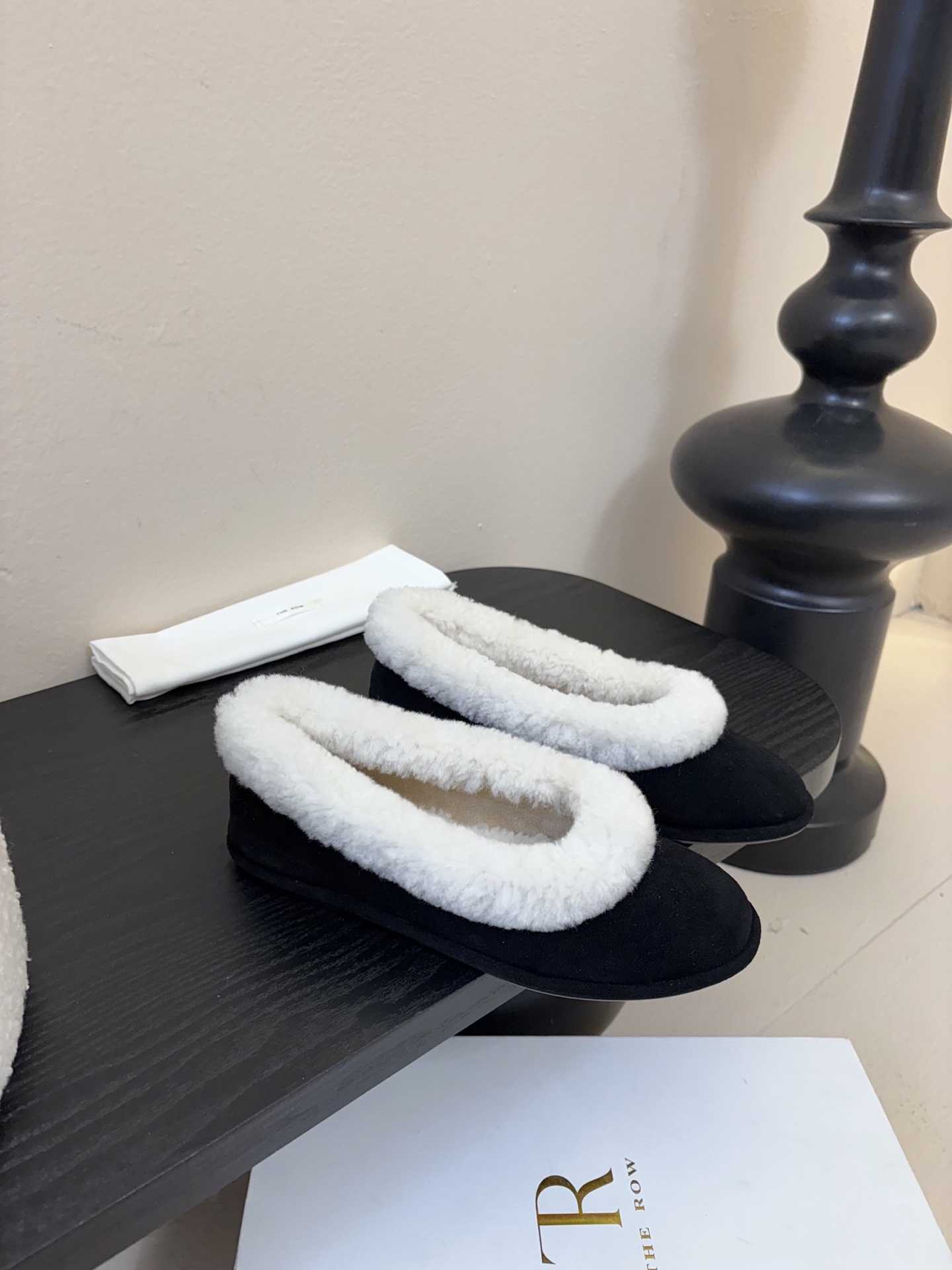 The Row2025秋冬新款一脚蹬羊毛乐福鞋第一眼看到这个鞋子就爱上了，带点复古味随意搭配都好看！各大