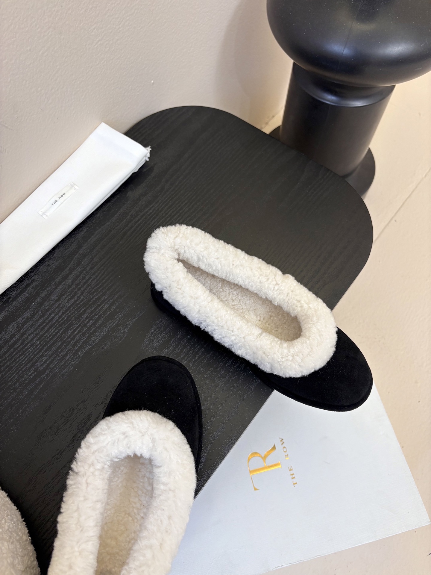 The Row2025秋冬新款一脚蹬羊毛乐福鞋第一眼看到这个鞋子就爱上了，带点复古味随意搭配都好看！各大