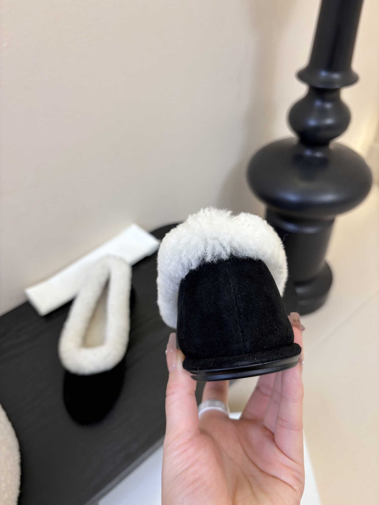 The Row2025秋冬新款一脚蹬羊毛乐福鞋第一眼看到这个鞋子就爱上了，带点复古味随意搭配都好看！各大