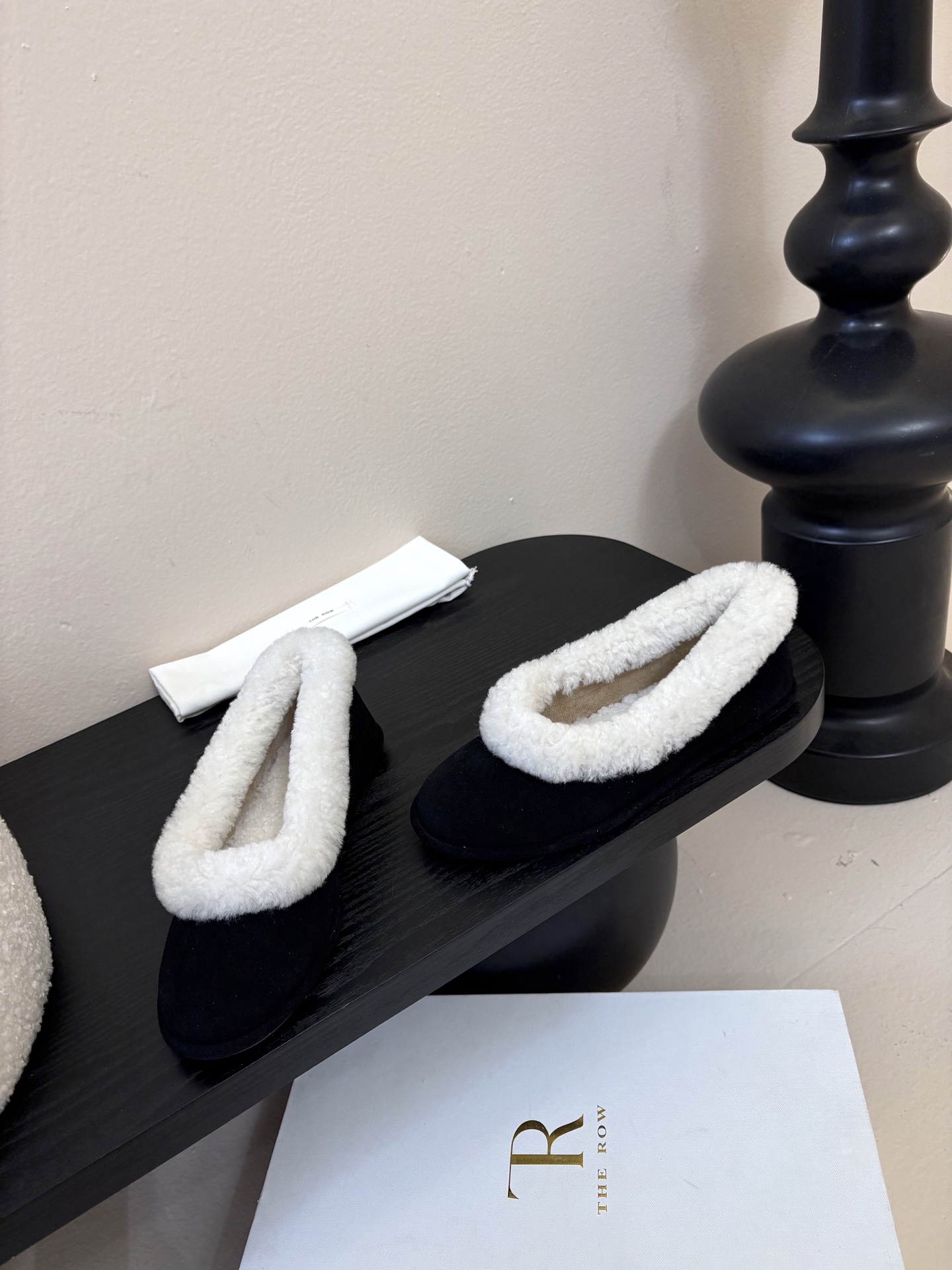 The Row2025秋冬新款一脚蹬羊毛乐福鞋第一眼看到这个鞋子就爱上了，带点复古味随意搭配都好看！各大