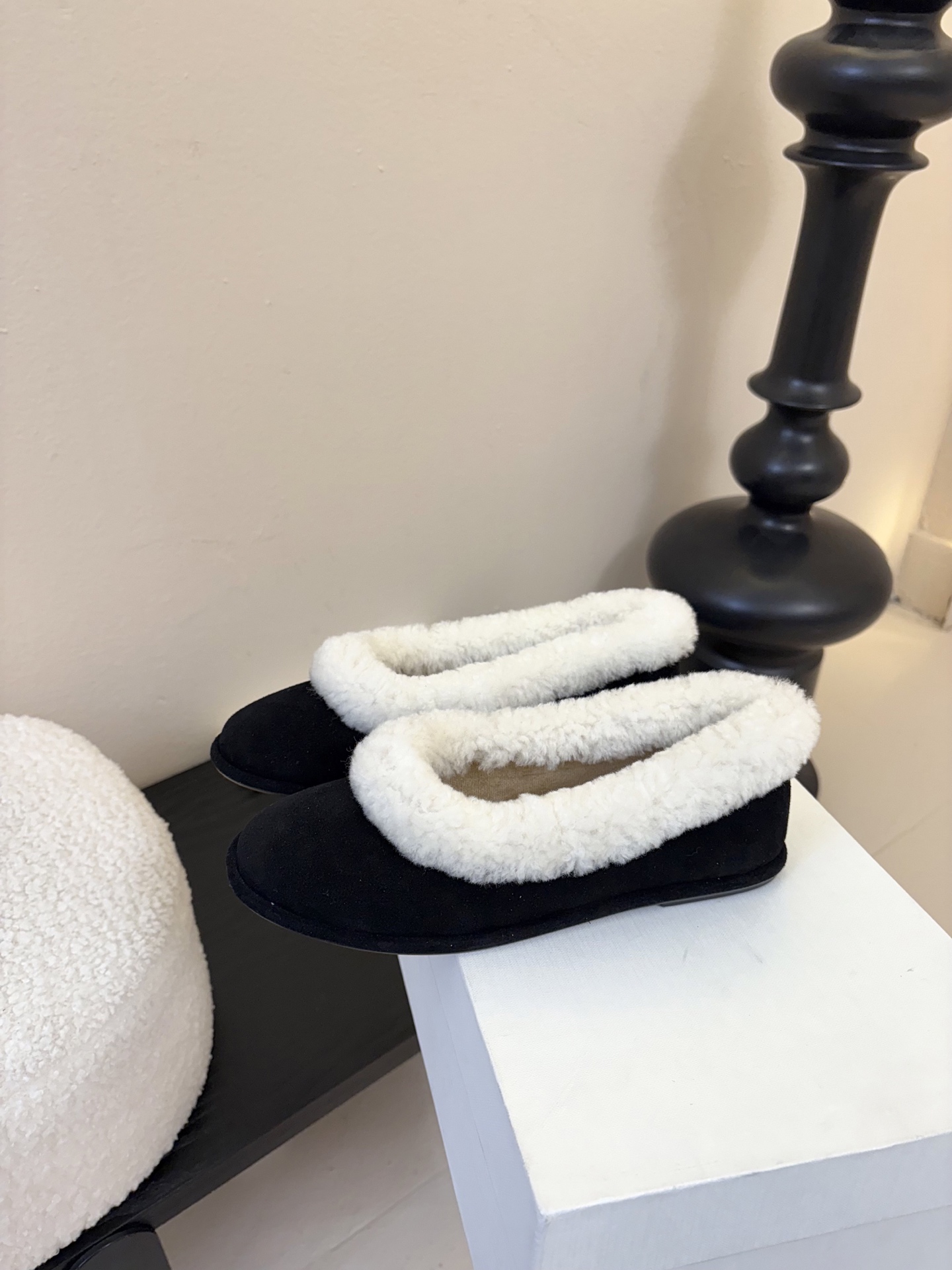 The Row2025秋冬新款一脚蹬羊毛乐福鞋第一眼看到这个鞋子就爱上了，带点复古味随意搭配都好看！各大