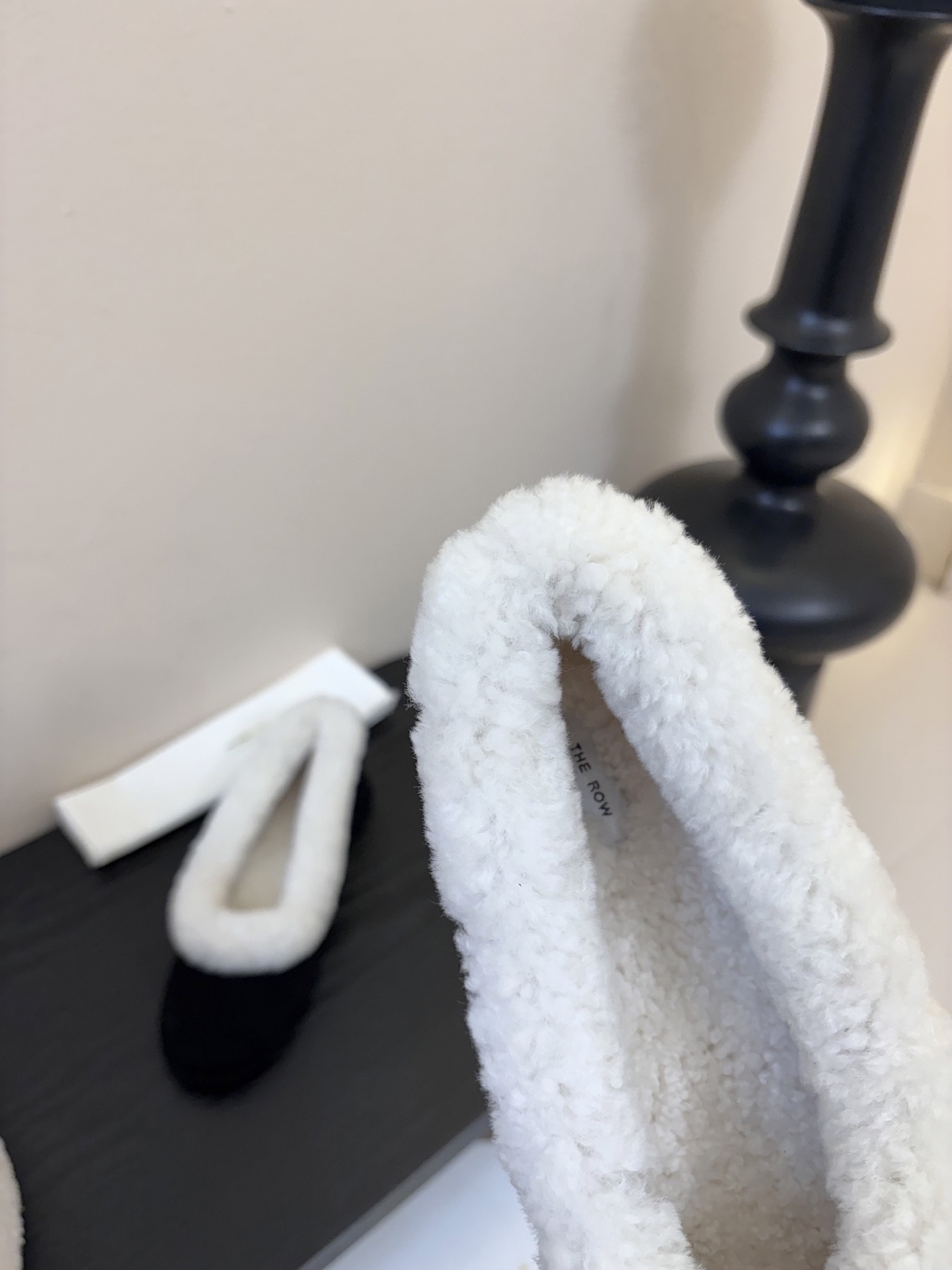 The Row2025秋冬新款一脚蹬羊毛乐福鞋第一眼看到这个鞋子就爱上了，带点复古味随意搭配都好看！各大