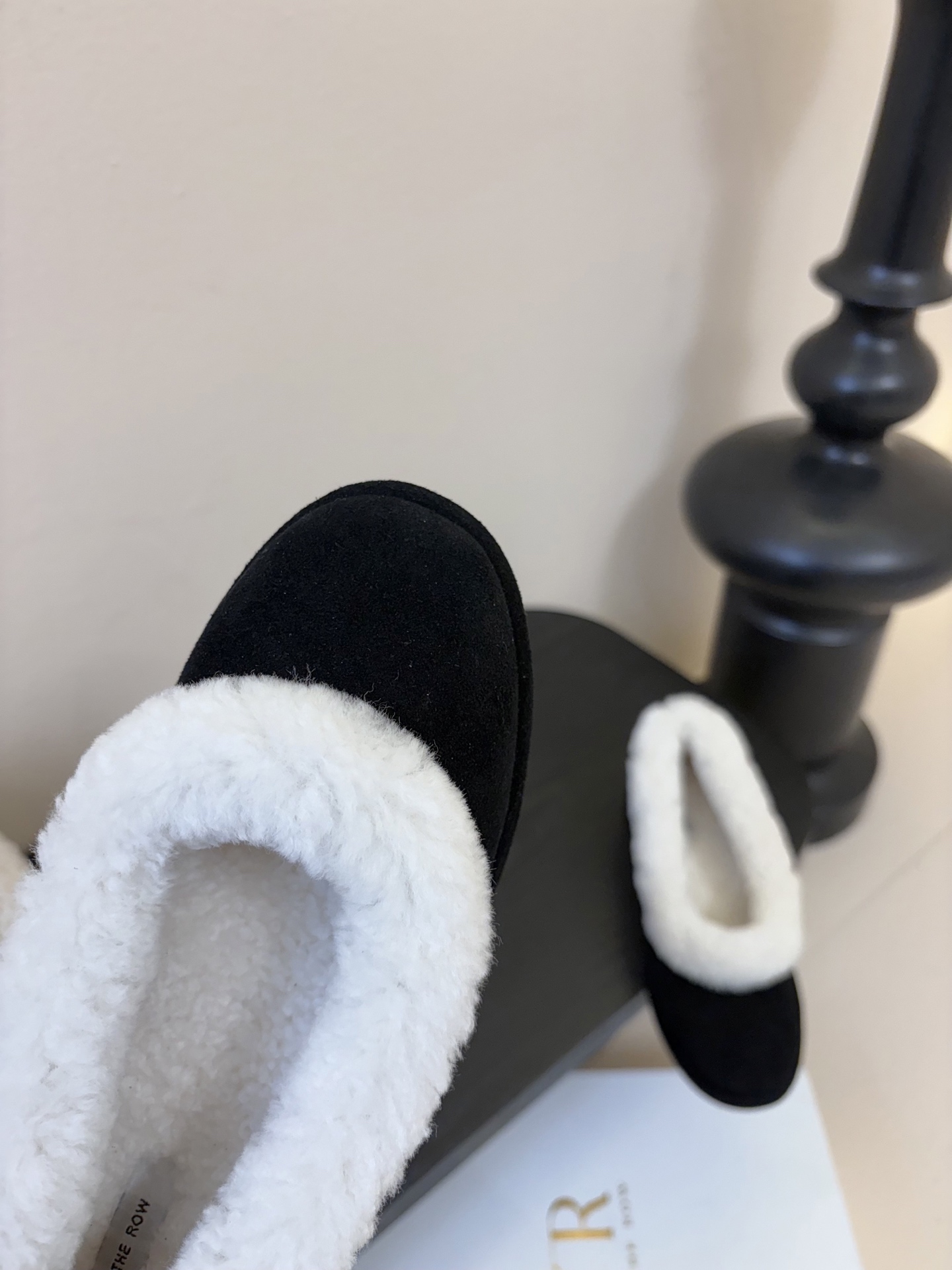 The Row2025秋冬新款一脚蹬羊毛乐福鞋第一眼看到这个鞋子就爱上了，带点复古味随意搭配都好看！各大