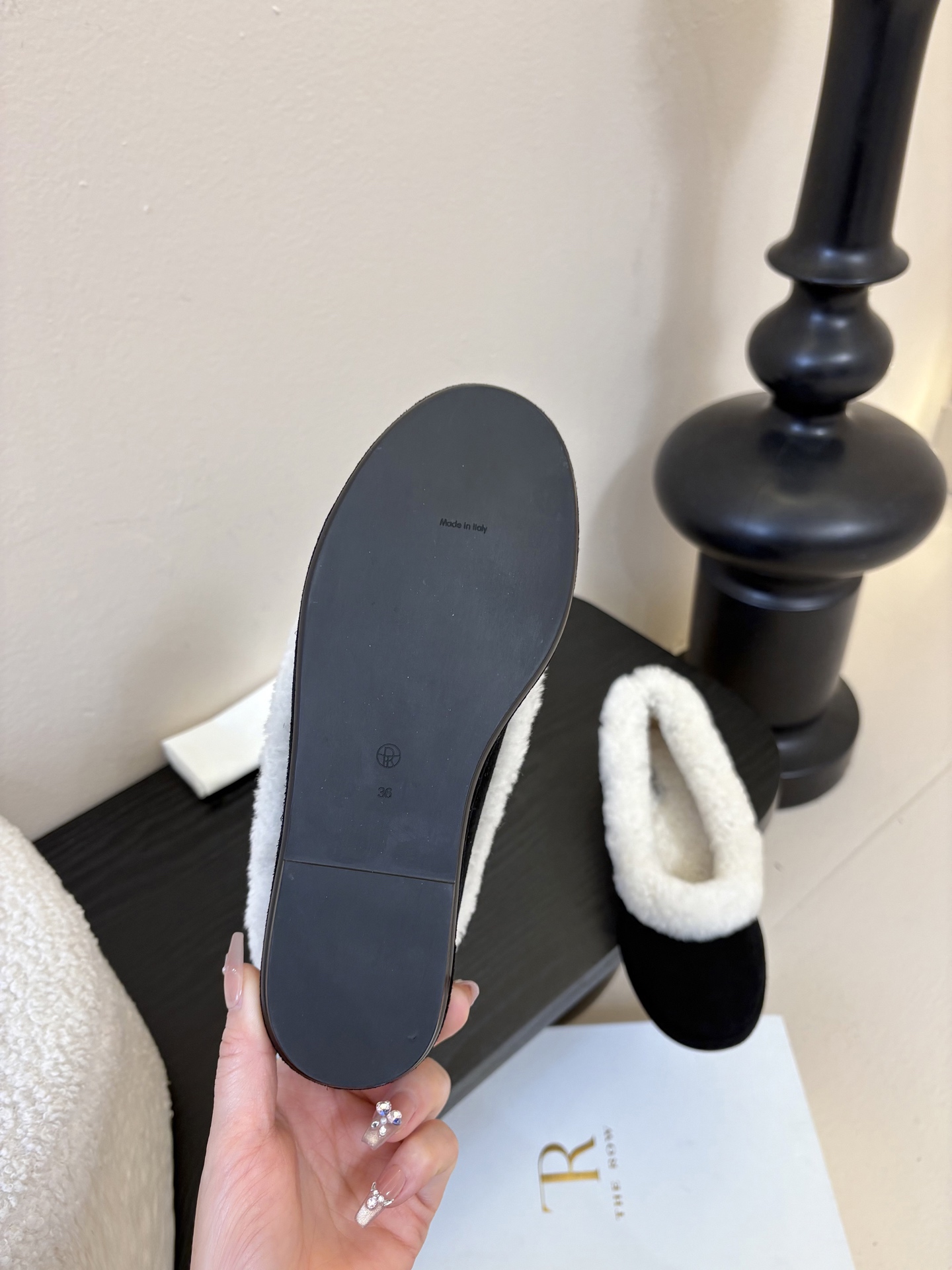 The Row2025秋冬新款一脚蹬羊毛乐福鞋第一眼看到这个鞋子就爱上了，带点复古味随意搭配都好看！各大