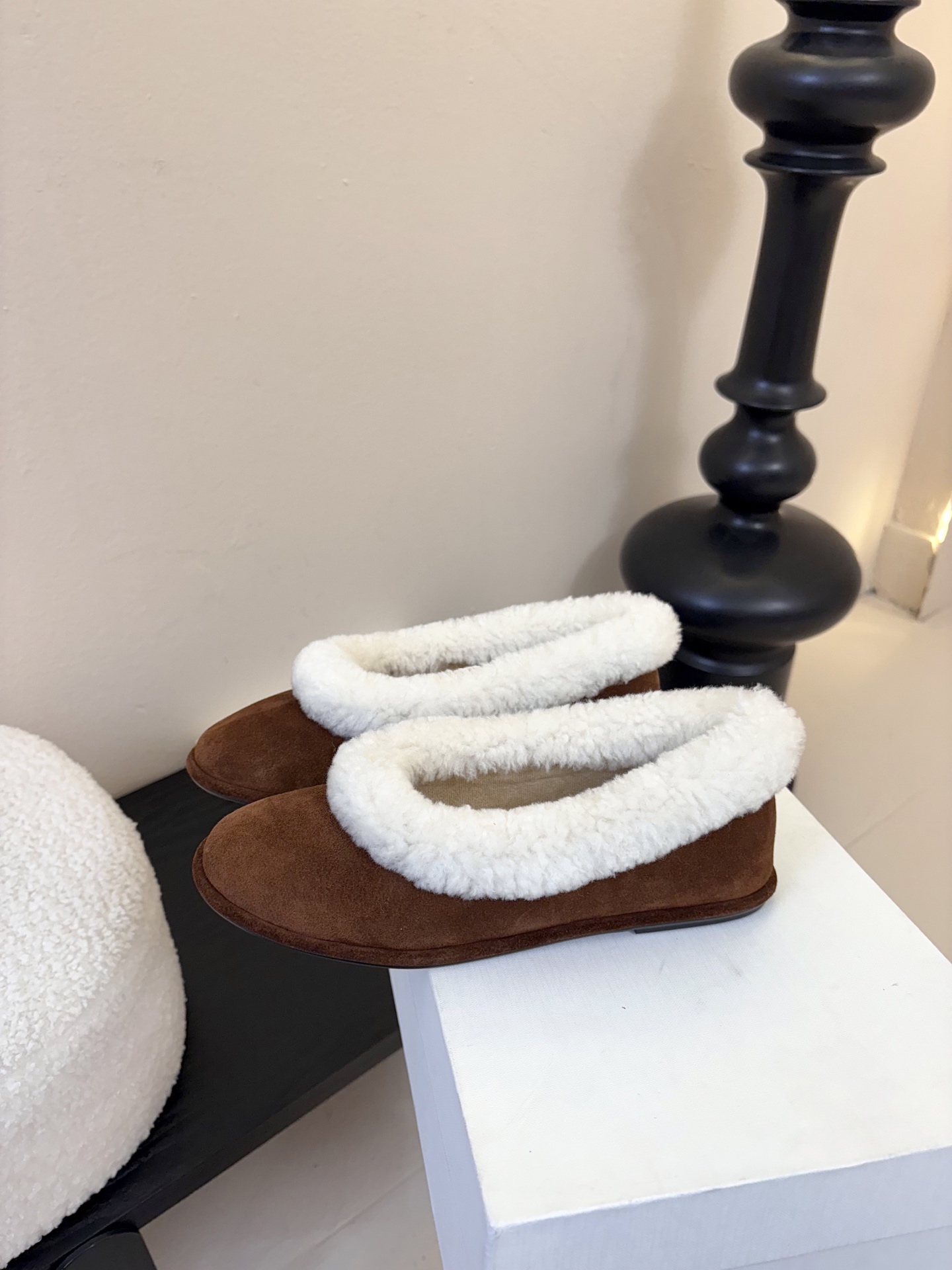 The Row2025秋冬新款一脚蹬羊毛乐福鞋第一眼看到这个鞋子就爱上了，带点复古味随意搭配都好看！各大