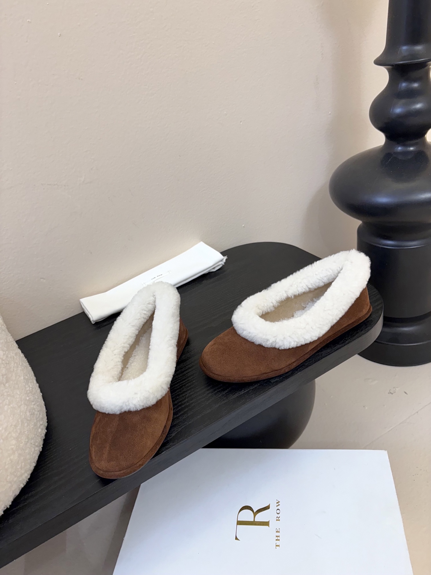 The Row2025秋冬新款一脚蹬羊毛乐福鞋第一眼看到这个鞋子就爱上了，带点复古味随意搭配都好看！各大