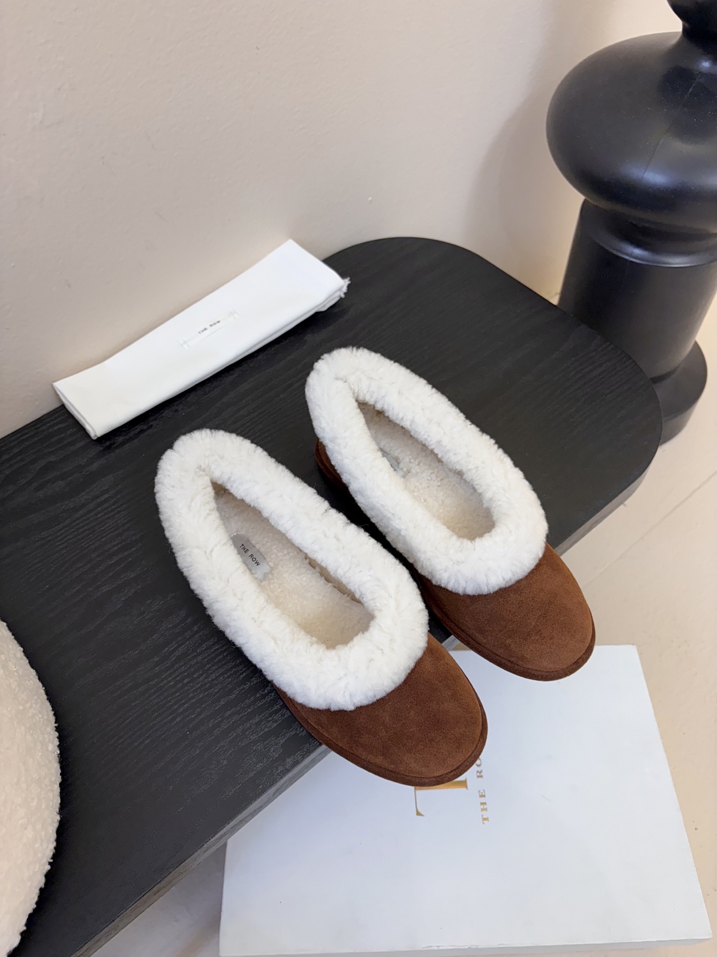 NO:626851,The Row2025 new autumn and winter slip-on wool loafers I fell in love with them at first sight. They have a retro feel and look great with any combination!  All the major internet celebrity bloggers are wearing it. The whole shoe is very soft and easy to wear without rubbing your feet. It is simple and versatile~  Continuing the consistent minimalist style, the lining-free structure makes the shoe body extremely light and close to the skin. The whole pair of shoes looks simple but the craftsmanship is difficult. It is made with a full leather package and is made by master craftsmen. It is made of super waste materials. It is comfortable and soft to wear on the bare feet and is skin-friendly. You don’t have to worry about the foot feel. Good wear is a must. It is a must-have experience when wearing it. It is a style that you don’t want to take off when you put it on. Those who have high requirements for foot feel can close their eyes and enter it.  Size 35-40 (4041 customized, non-refundable, furry shoes, loafers19860909The Row2025秋冬新款一脚蹬羊毛乐福鞋 第一眼看到这个鞋子就爱上了,带点复古味随意搭配都好看！各大网红博主都在穿它,整个鞋子非常柔软,好穿不磨脚.简约百搭款~ 延续了一贯极简风格,无内衬结构使得鞋身极其轻便贴肤,整双鞋子看似简单其实工艺很难,采用全皮套包制作工艺,老师傅制作,超级废料,上脚裸穿舒适柔软亲肤,脚感方面完全不可担心,好穿是必须的,穿若无穿的上脚体验,穿上就不想脱的款,对脚感要求高的闭眼入它 面料牛反绒 内里/垫脚真毛里 大底: 橡胶大底 码数35-40码（4041定制不退换,毛毛鞋,loafers,Women's Shoes