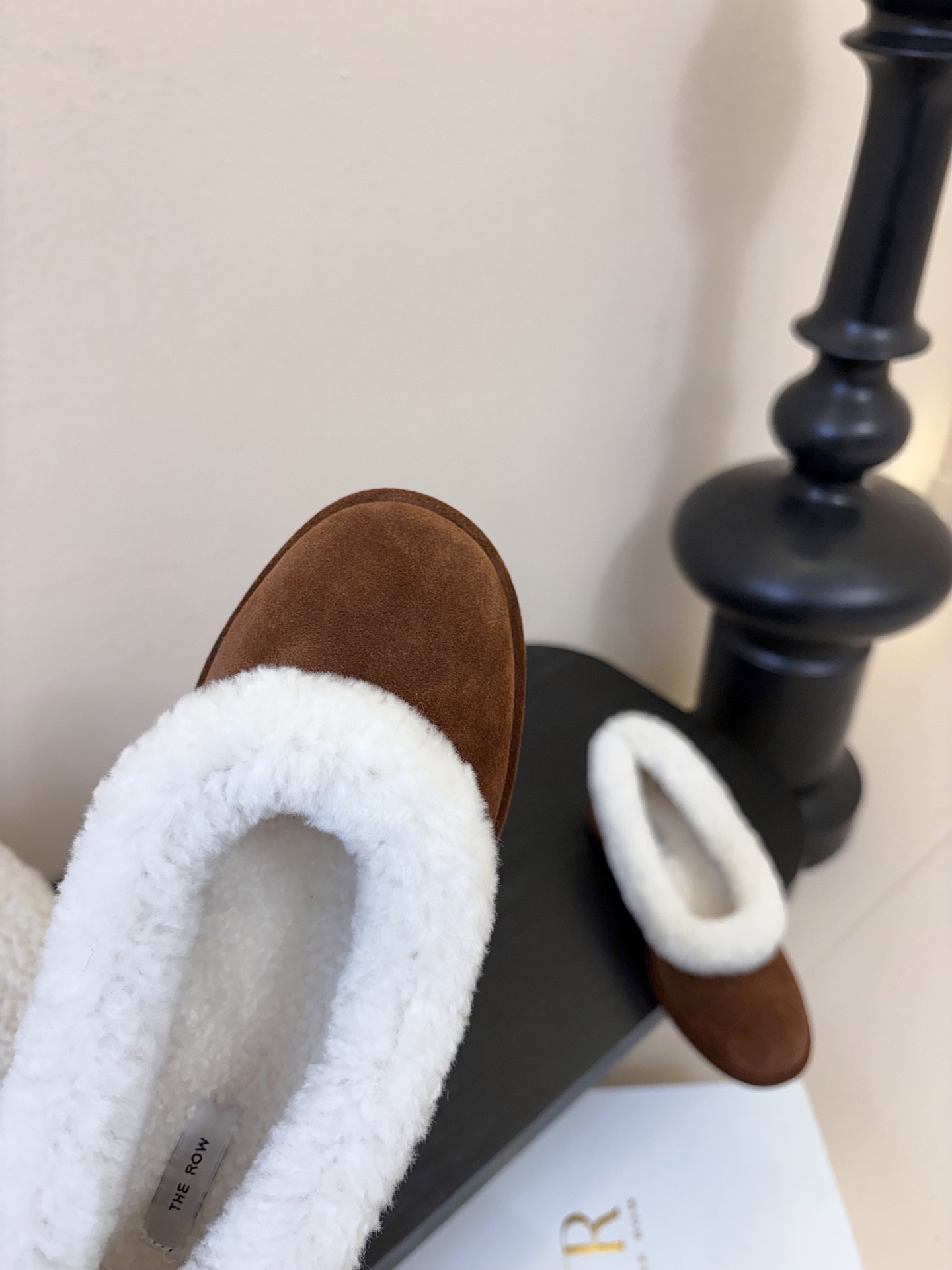 The Row2025秋冬新款一脚蹬羊毛乐福鞋第一眼看到这个鞋子就爱上了，带点复古味随意搭配都好看！各大