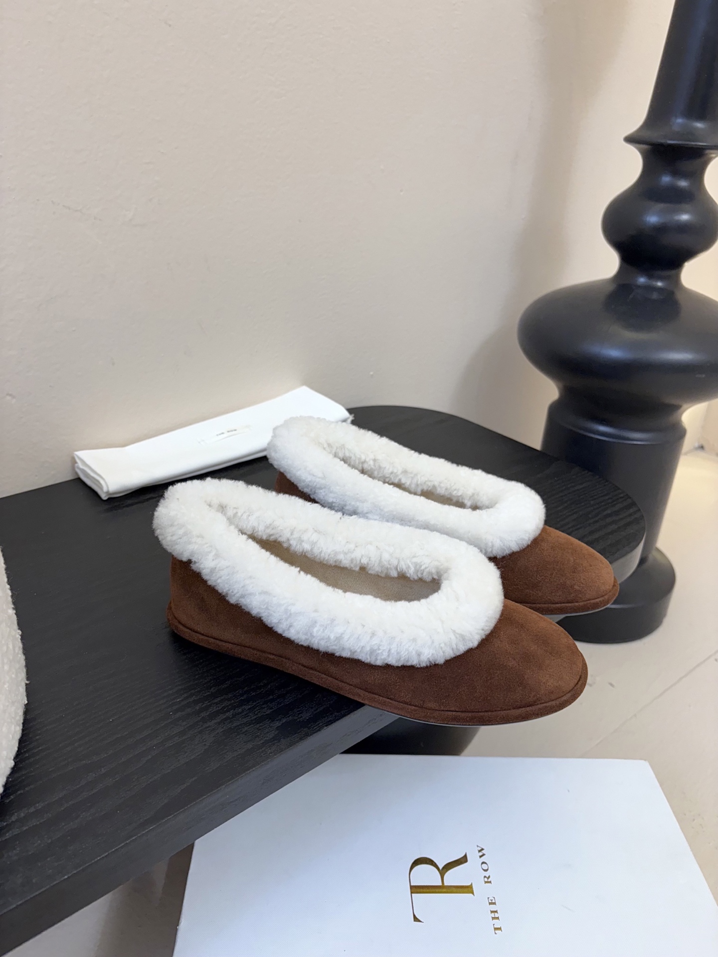 The Row2025秋冬新款一脚蹬羊毛乐福鞋第一眼看到这个鞋子就爱上了，带点复古味随意搭配都好看！各大