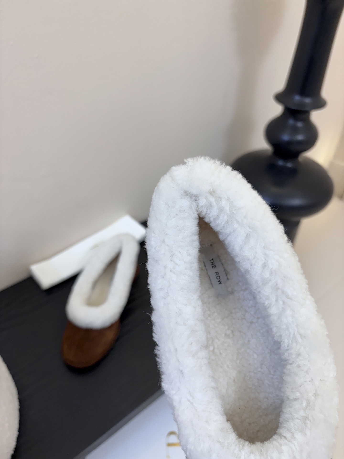 The Row2025秋冬新款一脚蹬羊毛乐福鞋第一眼看到这个鞋子就爱上了，带点复古味随意搭配都好看！各大