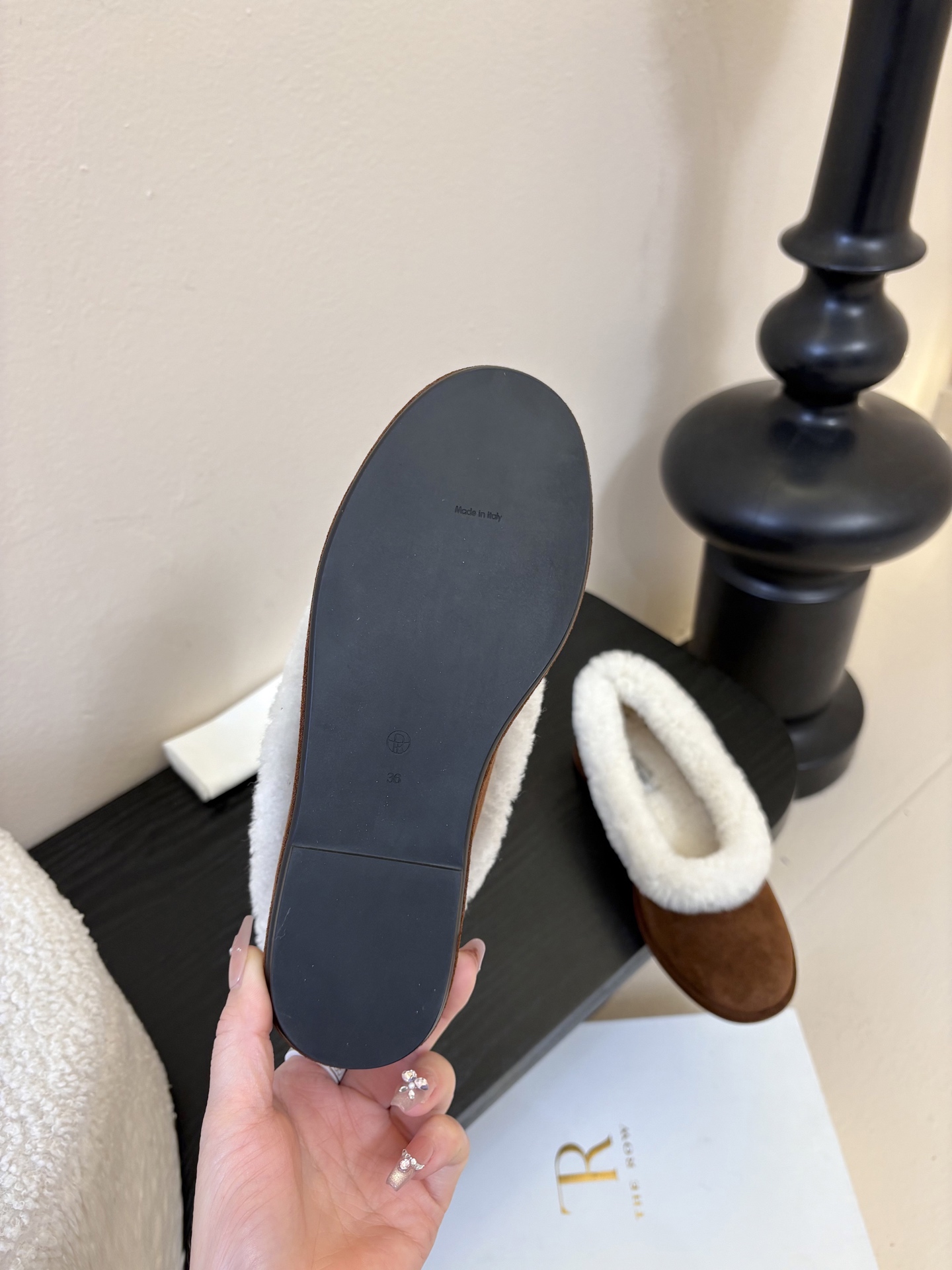 The Row2025秋冬新款一脚蹬羊毛乐福鞋第一眼看到这个鞋子就爱上了，带点复古味随意搭配都好看！各大