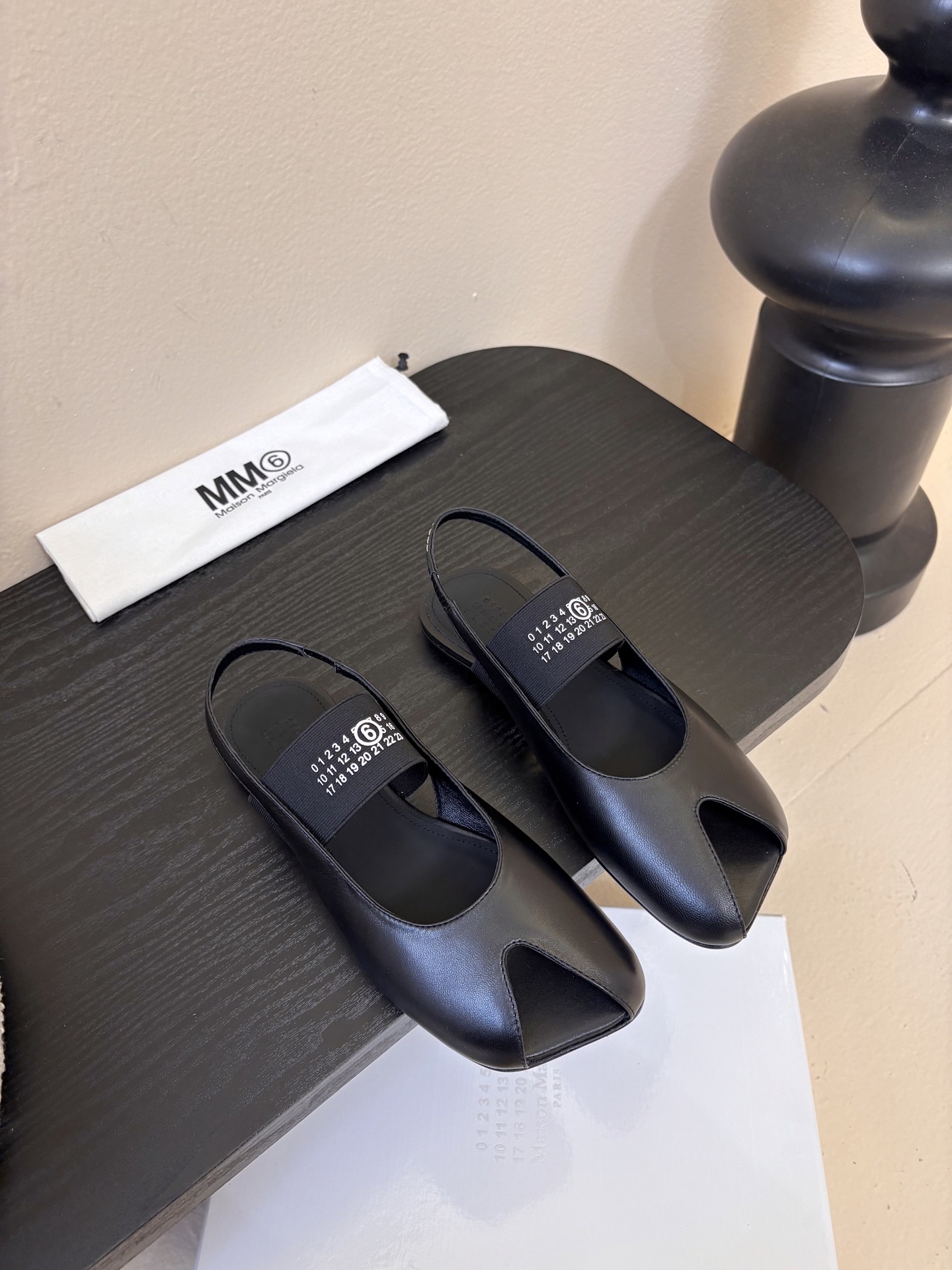 NO:629593,Maison Marginal* MM6 apple-toe ballet sandals. Designer Margiela is so talented. She creates shoes as design elements. Single shoes are smart and exquisite. Half-flop matches short skirt. Sexy personality. Fabric: cowhide. Sheep lining. Italian imported genuine leather outsole. Size: 35-40 (4041 custom-made, non-refundable and non-exchangeable), sandals, masion margiela, masion margiela, sandals, skirts, cowhide, Leather soles19860909Maison Marginal* MM6苹果头芭蕾舞凉鞋 马吉拉设计师太有才了 作为设计元素打造鞋品 单鞋干练精致 半拖搭配短裙 性感个性 面料牛皮 内里绵羊 意大利进口真皮大底 码数:35-40（4041订做不退不换）,凉鞋,masion margiela,masion margiela,sandals,skirts,cowhide,Leather soles,Women's Shoes