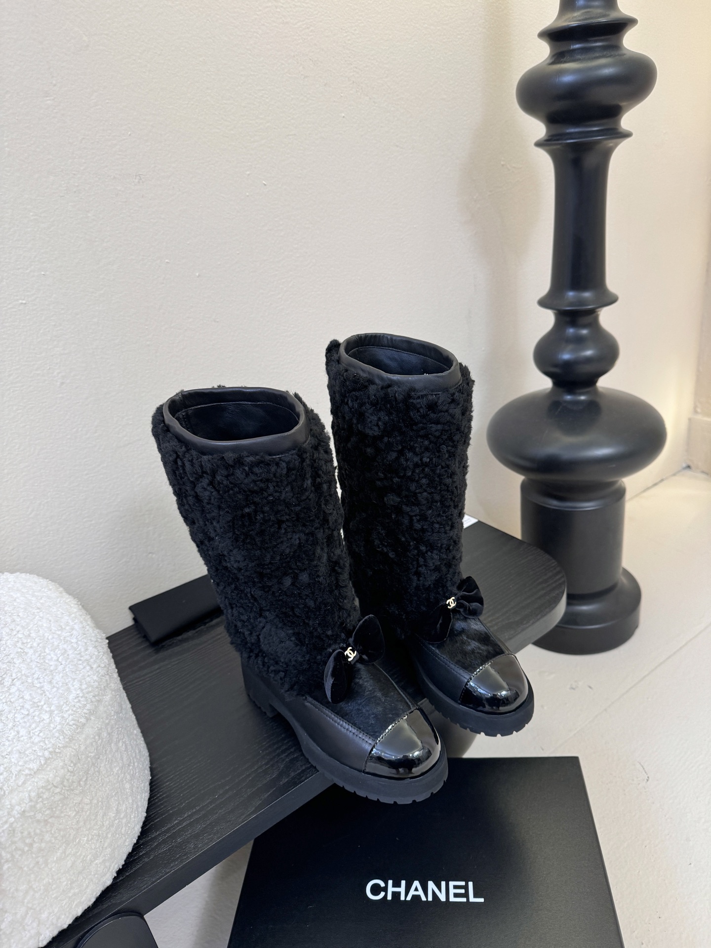 NO:628165,CHANEL Chanel * Xiaoxiang new autumn and winter snow boots knight boots snow boots library boots Chelsea boots are really handsome and fashionable representatives of Martin boots knight boots boots with Chanel letters embellishment, low-key yet luxurious!  Simple, fashionable, individual and grand!  Natural and smooth beauty, a beauty that is stunning in time, you should also show off your long legs in winter~ Wool/cowhide upper, wool lining, code number 35-39 (40.41 customized, non-refundable), original molded soles, boots, chanel, chanel, boots, cowhide19860909CHANEL香奈儿*小香秋冬新款雪地靴骑士靴雪地靴库靴切尔西靴真的是帅气时尚的代表马丁靴骑士靴靴筒Chanel字母点缀 低调不失奢华！简约时尚个性又大气！自然流畅的美感,有种惊艳了时光的美感,冬日也要展现大长腿～ 鞋面羊毛/牛皮 内里羊毛 码数35-39（40.41定制不退换） 鞋底原版开模鞋底,靴子,chanel,chanel,boots,cowhide,Women's Shoes