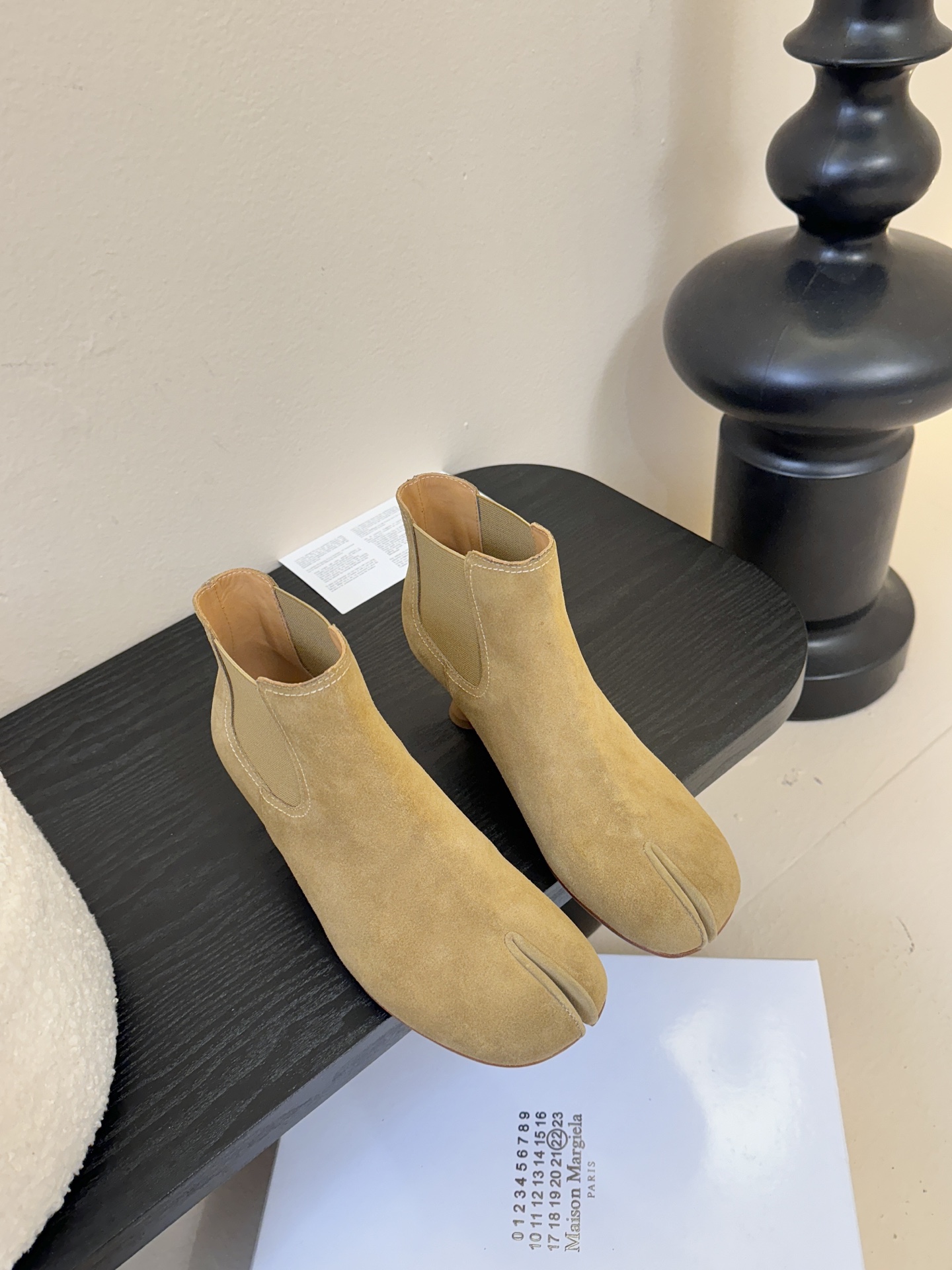 NO:628173,Maison Margiel* Margiel split-toe classic low-heeled doll-head apple-toe short boots MM6 tabi split-toe shoes and boots 2025 new products, the highest version, purchased by buyers 1:1 perfect replica of the split-toe tabi boots original molded leather soles. The original lasted shoes are very generous and can be easily matched with various styles. The good news for short legs The upper body instantly becomes longer legs in an instant. The upper feet are not bound by conventions, you can be yourself as you like. The fried chicken on the feet is soft and comfortable  Original imported cow suede upper, imported cowhide lining, original genuine leather sole, Size35-39 (40.4142 customized, non-returnable and non-exchangeable), boots, masion margiela, boots, cowhide19860909Maison Margiel* 玛吉拉分趾经典款矮跟娃娃头苹果头短靴MM6家tabi分趾鞋靴2025新品最高版本买手代购1:1完美复刻分趾tabi靴原版开模真皮鞋底 原版套楦鞋型很大方 搭配各种风格都可以轻松驾驭 小短腿的福音 上身瞬间秒变大长腿 上脚不被常规所拘束,随心所欲做自己 上脚炒鸡柔软舒适 鞋面原版进口牛反绒 内里进口牛皮 大底原版真皮鞋底 Size35-39（40 .4142定制不退不换),靴子,masion margiela,boots,cowhide,Women's Shoes