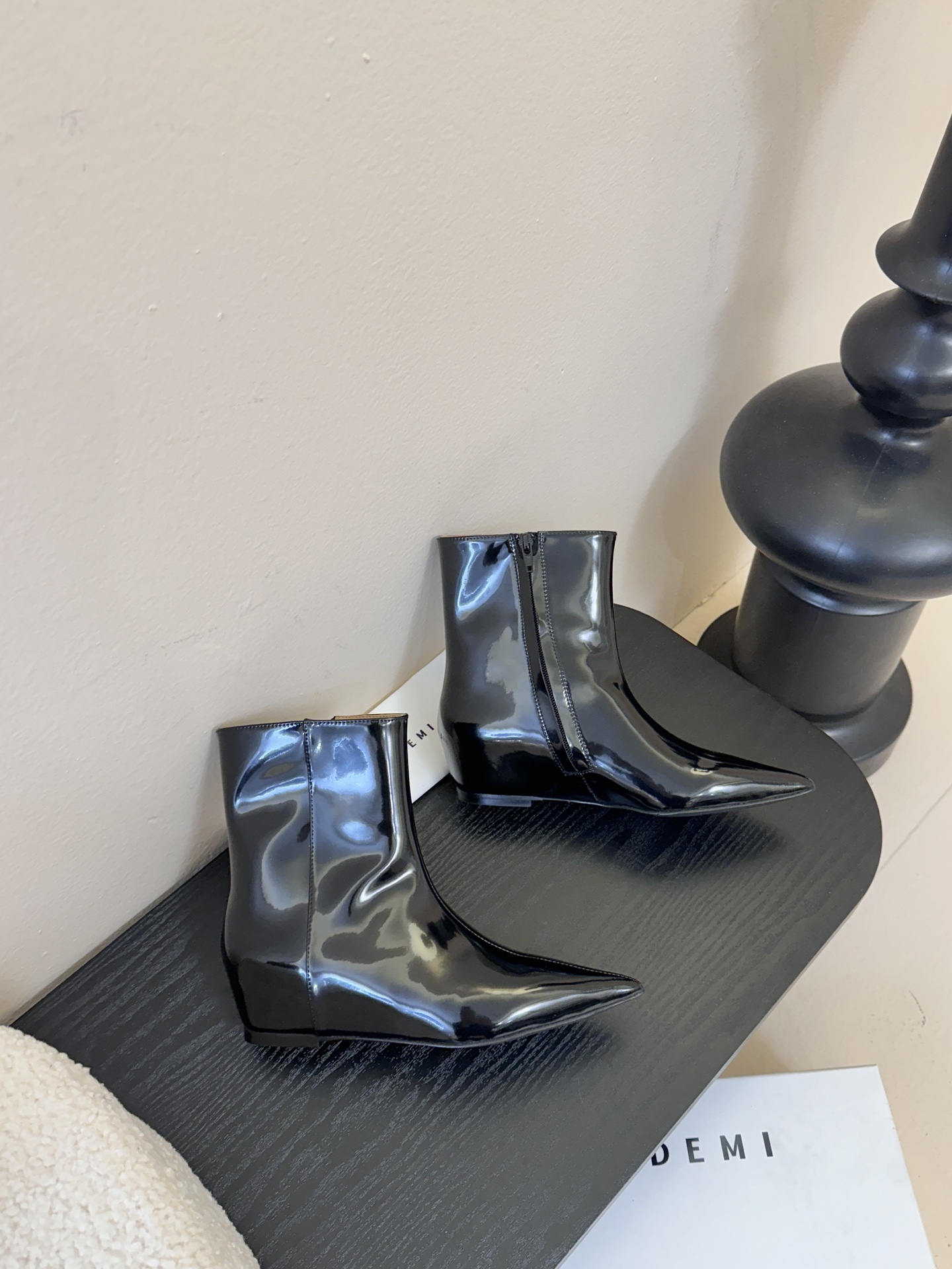 HIDEM* 𝟐𝟓𝐀𝐖新品✔️尖头靴｜把酷飒高级焊在腿上 当漆皮质感撞上先锋方头 这双靴直接改写秋冬时髦